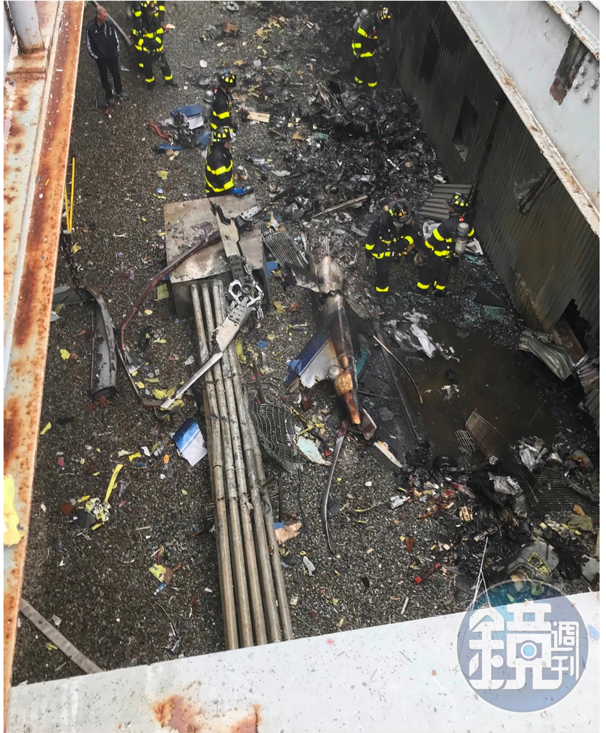 一架直升機在曼哈頓市中心一棟54層辦公大樓頂樓墜毀後著火，勾起紐約人對911的恐怖回憶，但紐約市長白思豪說，這應該是單純的迫降意外，無跡象顯示是恐怖攻擊。（東方IC