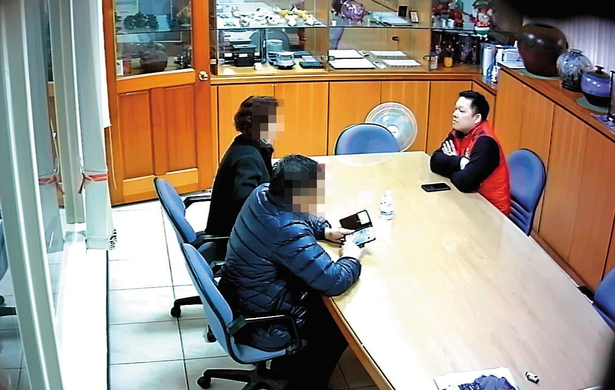 桃園平鎮一間塑膠公司因廠房擴建與包商發生糾紛,簡漢武(右)自稱是包商股東上門「協調」,但被害人之前根本沒看過他。(翻攝畫面)