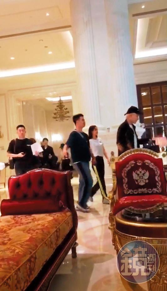 Angelababy(右二)離開時,不見剛剛同台的黃曉明,身旁都是男助理。