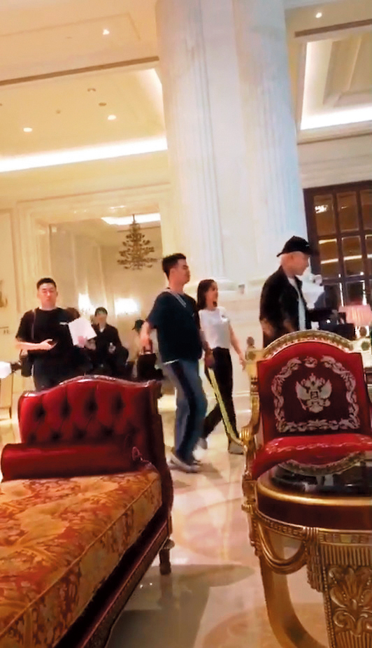 Angelababy(右二)離開時,不見剛剛同台的黃曉明,身旁都是男助理。