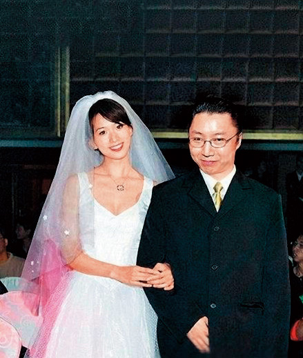 林志玲和相識多年的馬桶小開邱士楷(右)一度要步入禮堂,傳出因邱家考量林志玲演藝工作及生育問題而阻擋。(翻攝自《中國娛樂網》的合成照)
