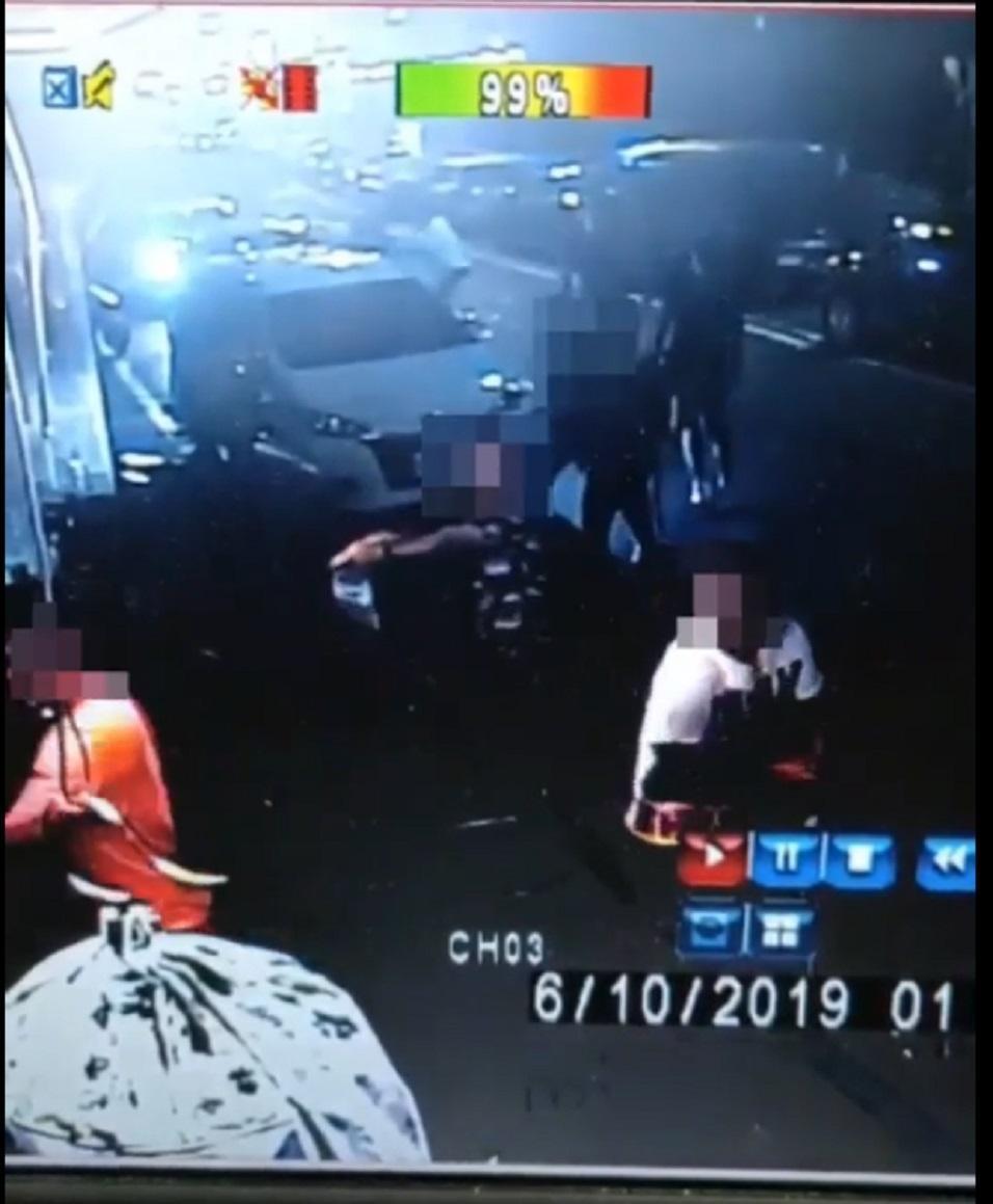 余嫌主嫌9人到被害人屋外囂張開槍及砸毀物品。(翻攝畫面)