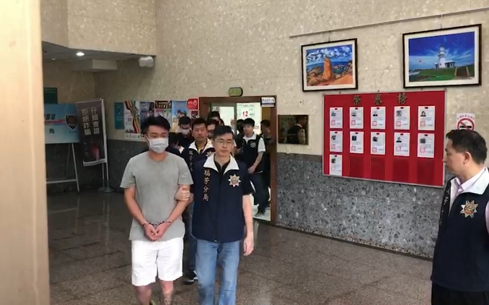 瑞芳槍擊案警逮捕余姓主嫌(隊伍前頭灰衣者)等9人到案。(翻攝畫面)