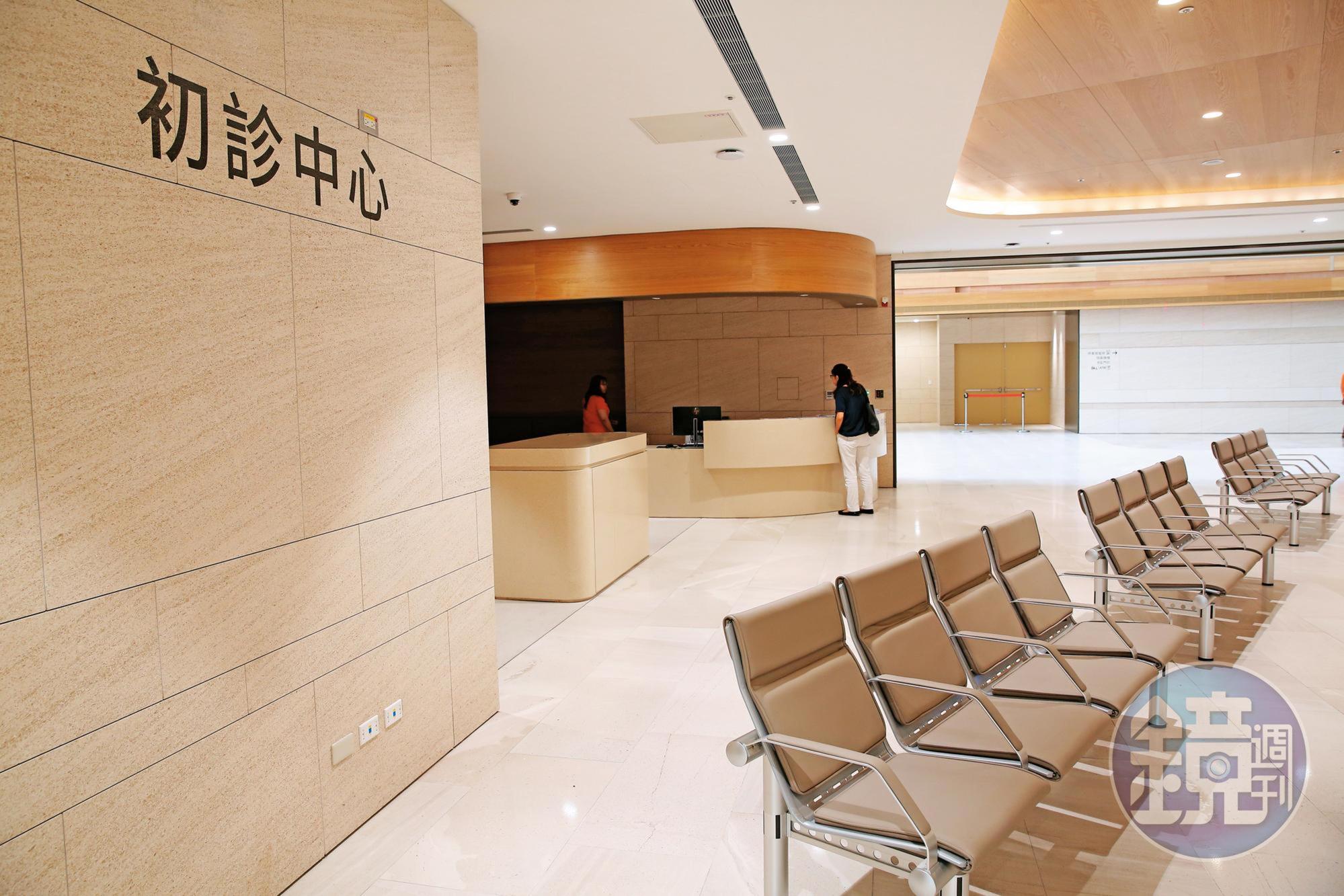 台大癌醫雖宣稱開放試營運，但不接受現場和網路掛號，本刊直擊初診中心大廳空蕩蕩。