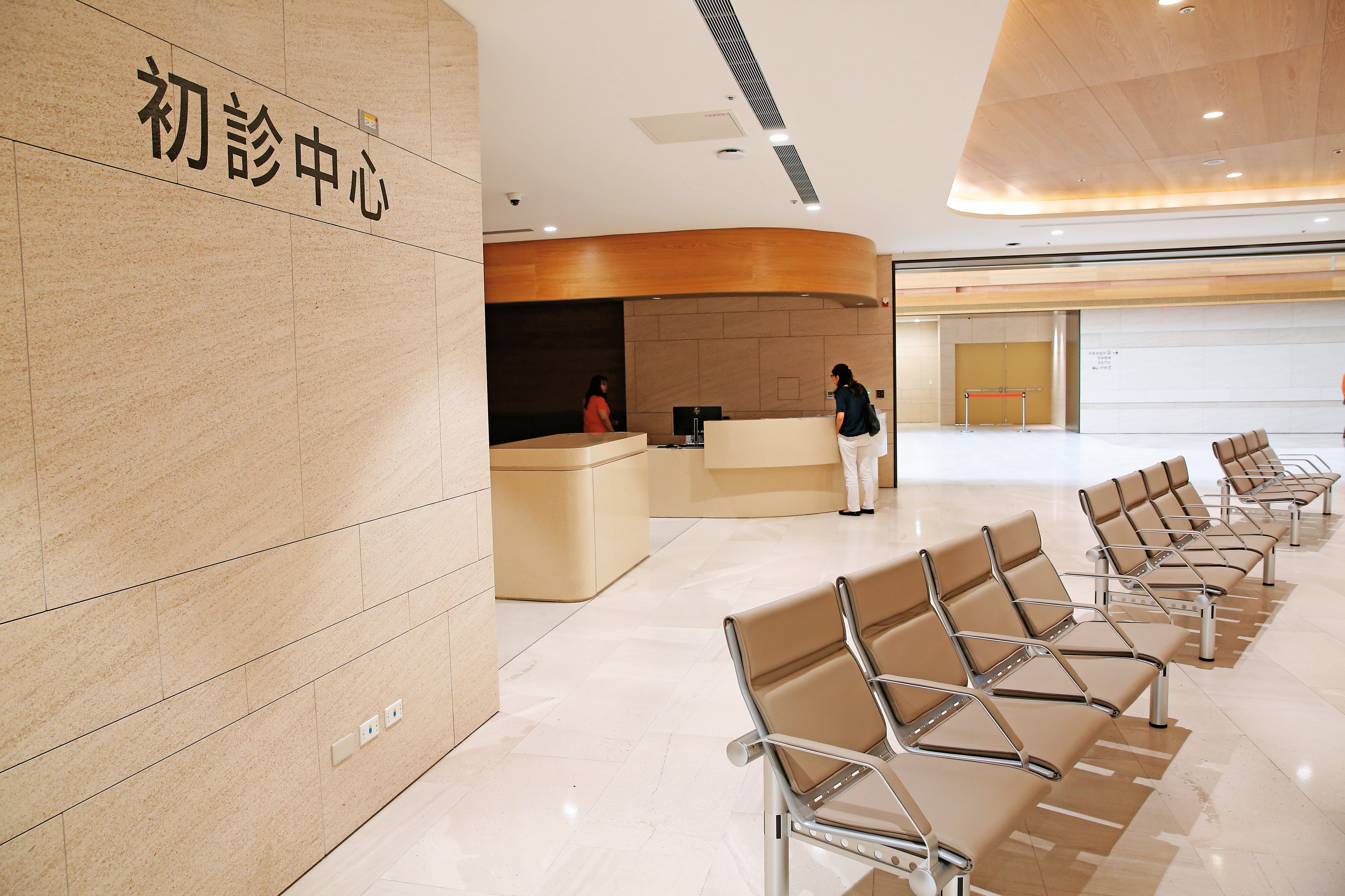 台大癌醫雖宣稱開放試營運,但不接受現場和網路掛號,本刊直擊初診中心大廳空蕩蕩。