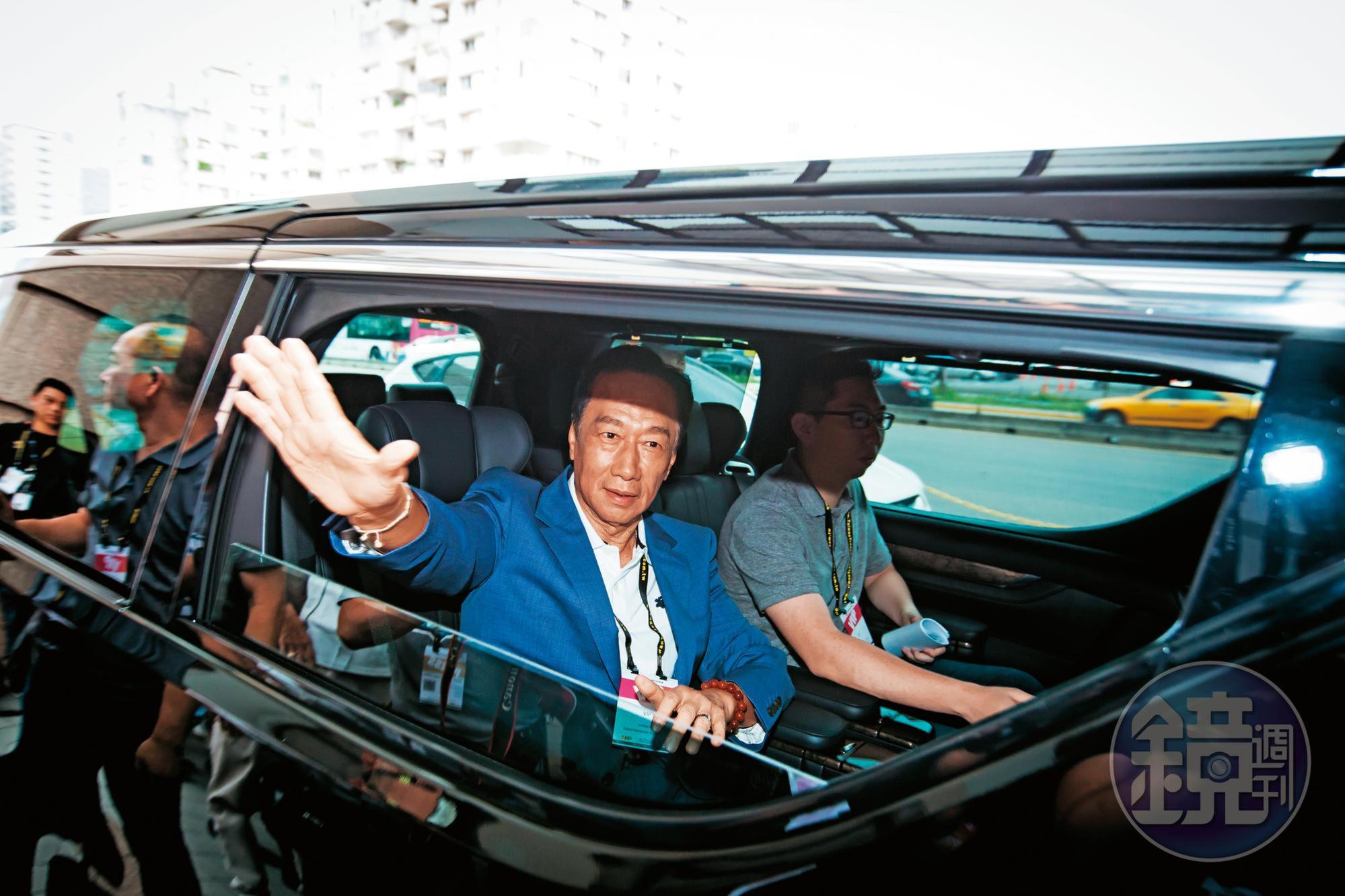 正積極投入國民黨總統初選的郭台銘（左），對於台大癌醫後續捐款態度反覆不明。