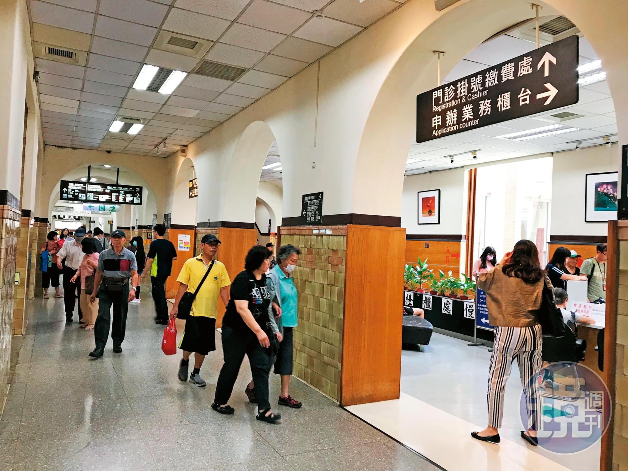 由台大醫院代為培訓的200多人將轉往台大癌醫任職，但因為無法正常營運，人員充滿不確定感。