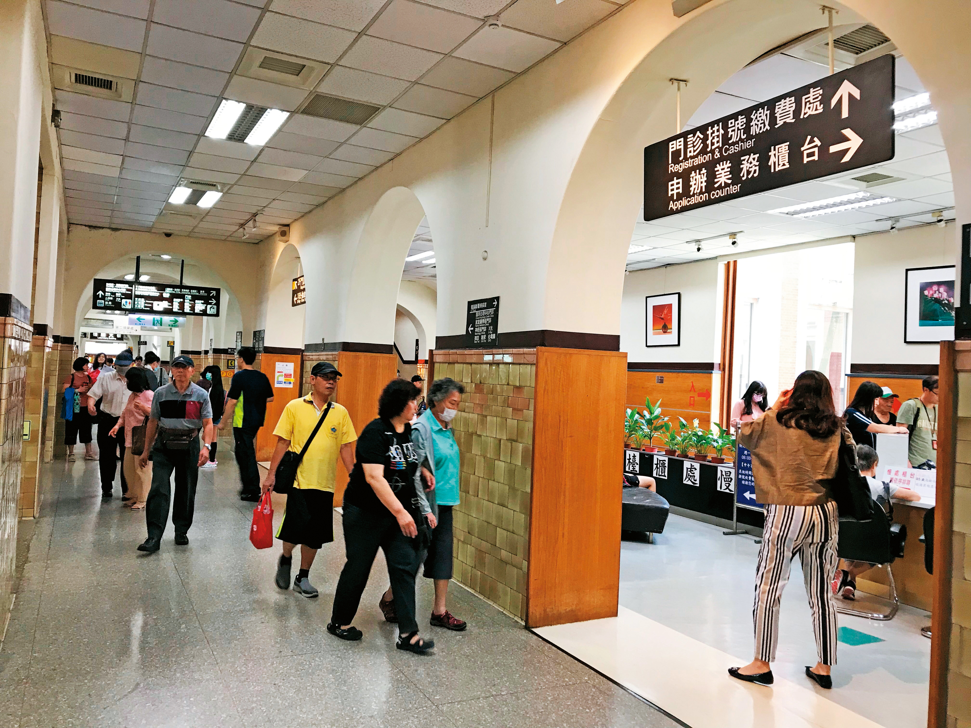 由台大醫院代為培訓的200多人將轉往台大癌醫任職,但因為無法正常營運,人員充滿不確定感。