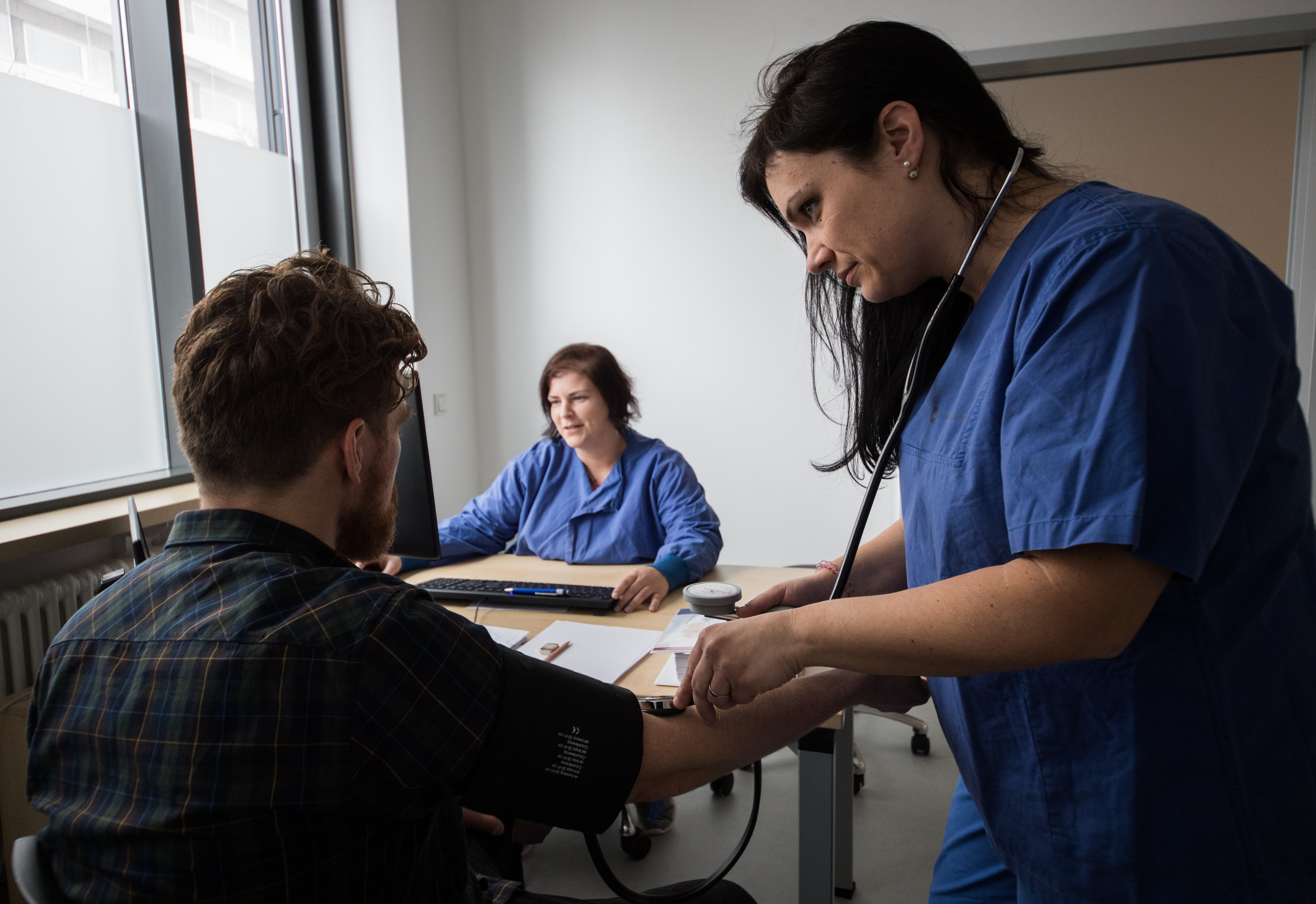 醫護人員壓力大、常加班,是過勞症好發族群。(東方IC)