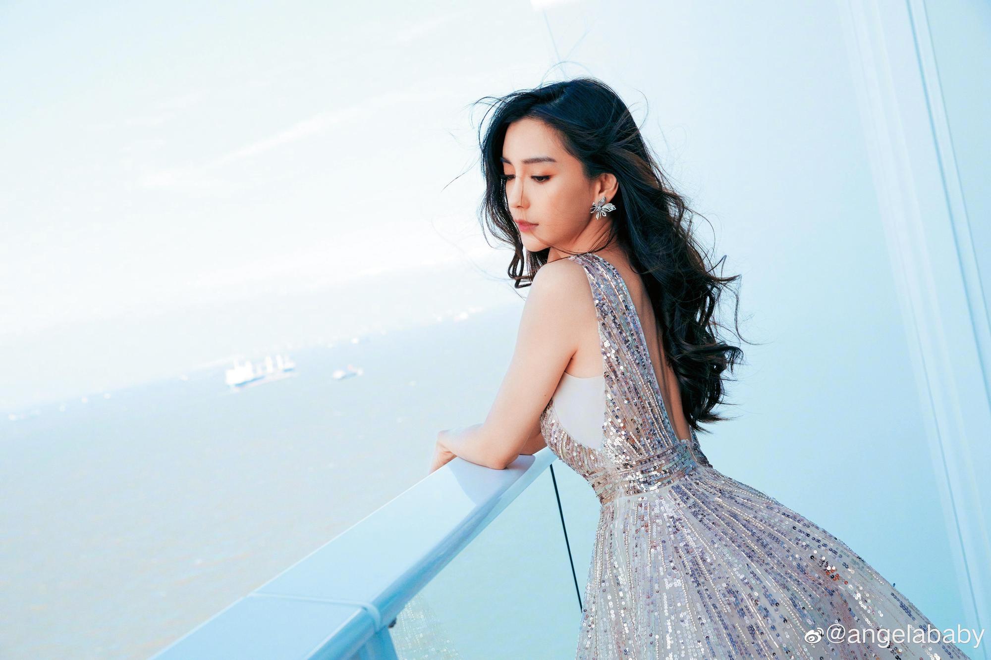 Angelababy的微博裡少了與老公黃曉明的合照，多的是自己美照。（翻攝自Angelababy微博）