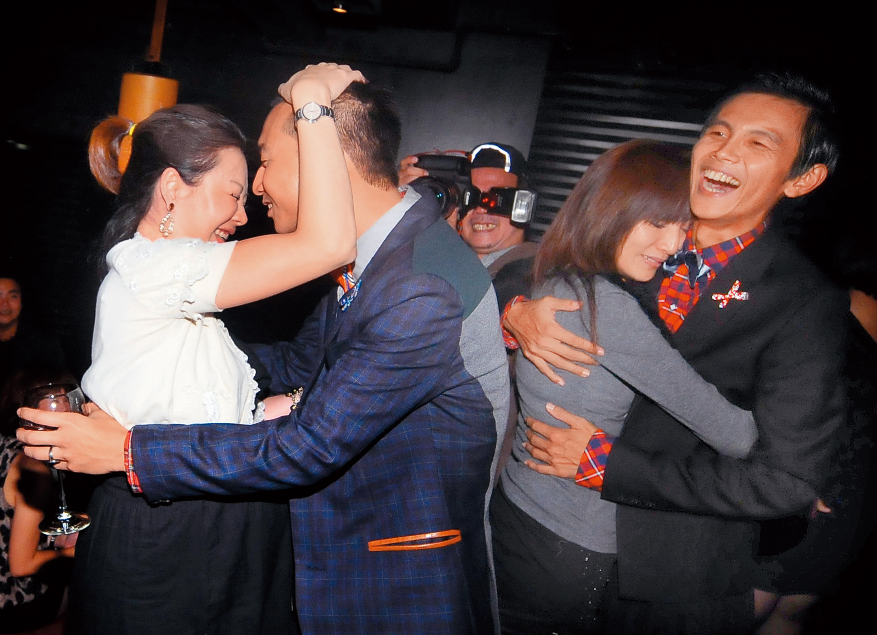 浩角翔起的浩子（左2）與阿翔（右1），都給人愛妻愛家的形象，沒想到阿翔破功。（東方IC）