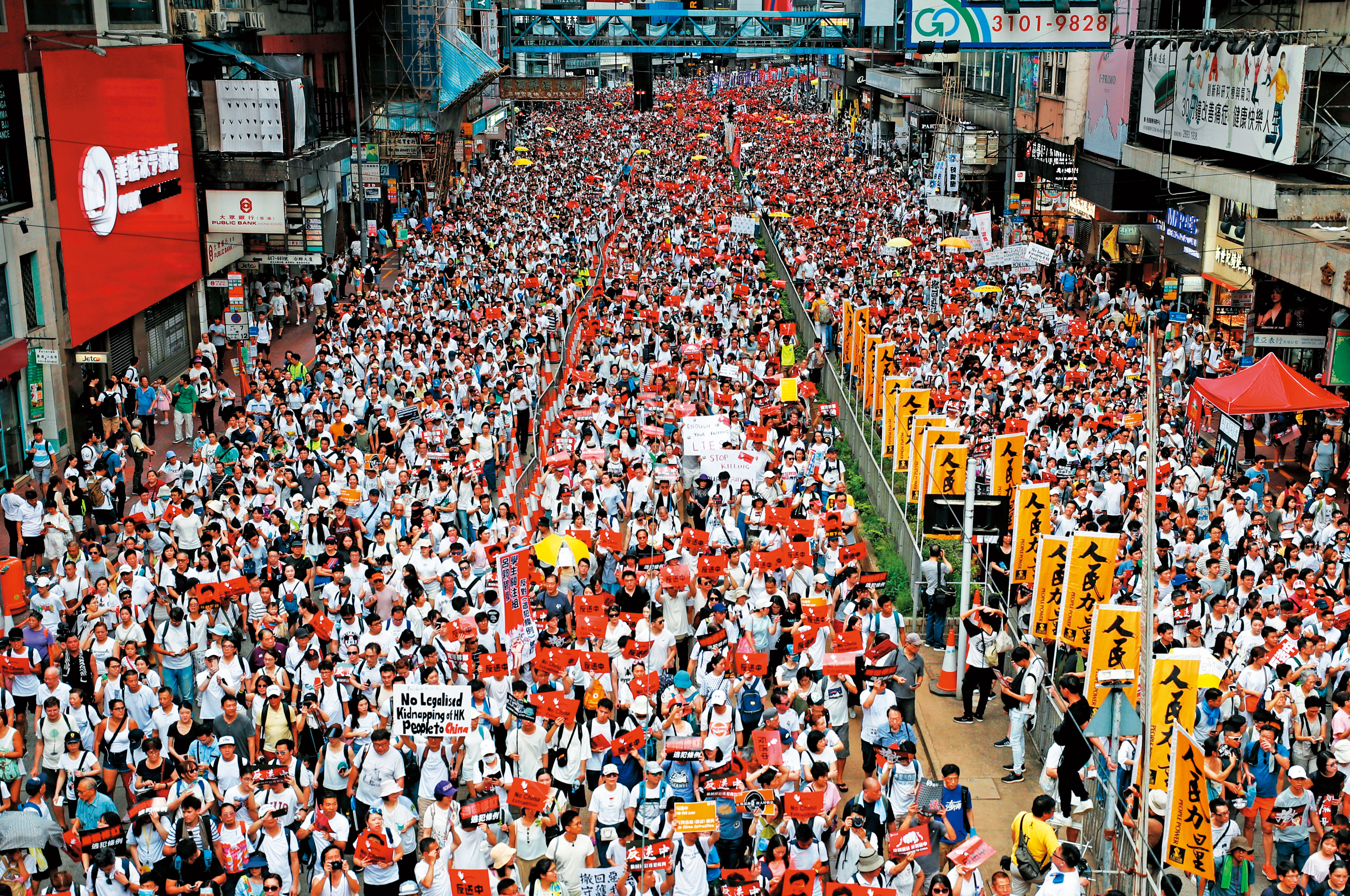 103萬香港民眾9日走上街頭，參與反逃犯條例修訂案（送中條例）立法，正在競逐綠營總統選舉黨內提名的蔡英文與賴清德兩人，也分別發言聲援。（達志影像）