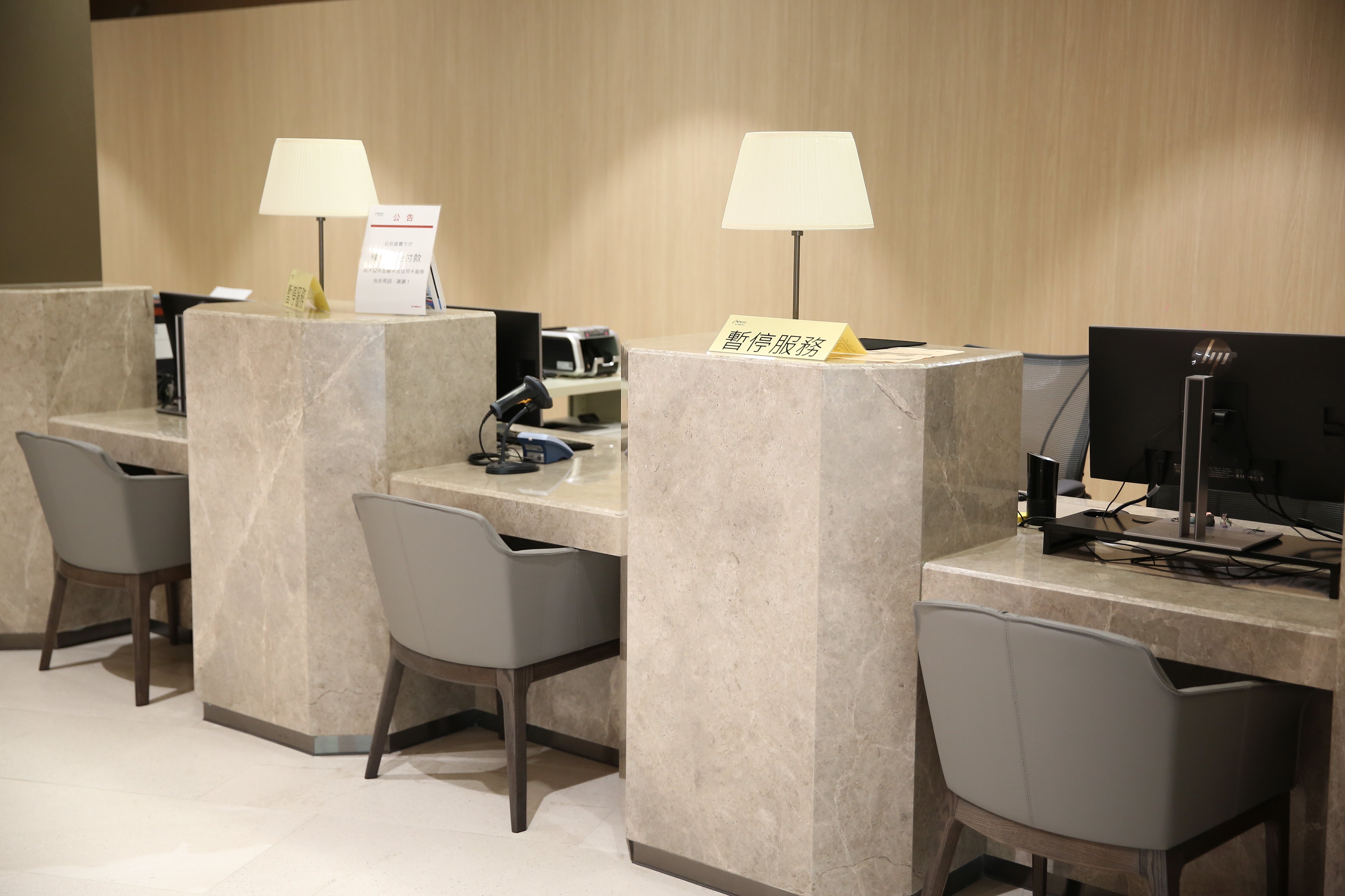 試營運的台大癌醫訂在7月4日開幕，本刊日前直擊並未開放掛號，大廳看不見護理人員和病患，僅有工程人員在執行工程裝潢收尾。