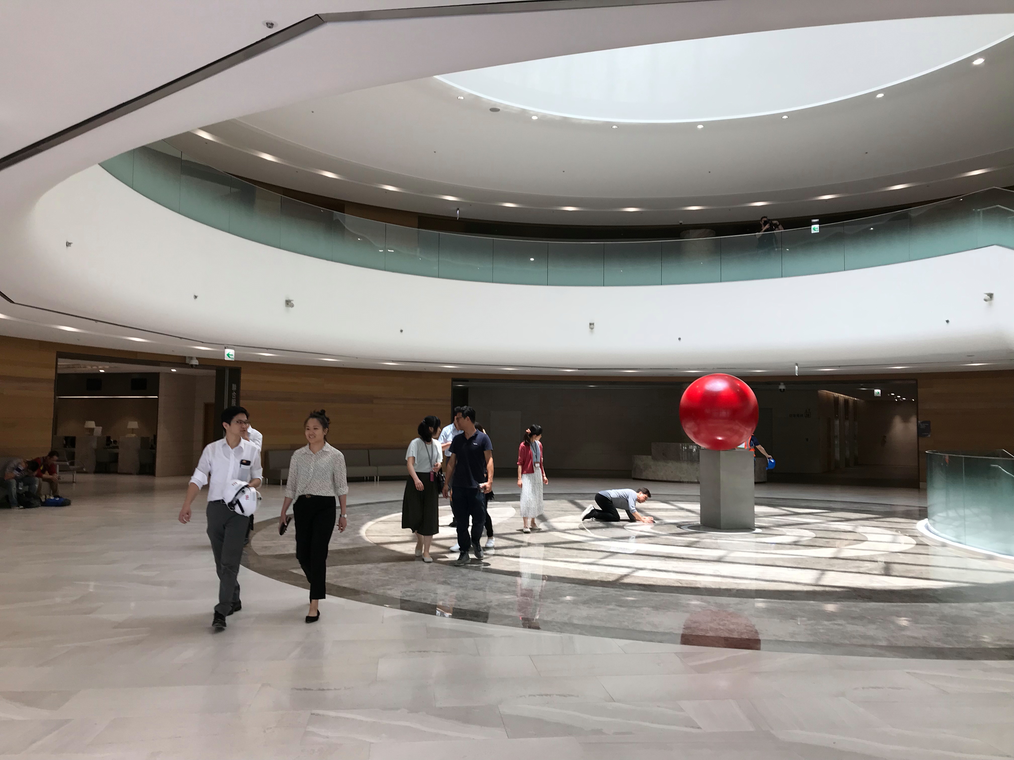 試營運的台大癌醫訂在7月4日開幕，本刊日前直擊並未開放掛號，大廳看不見護理人員和病患，僅有工程人員在執行工程裝潢收尾。