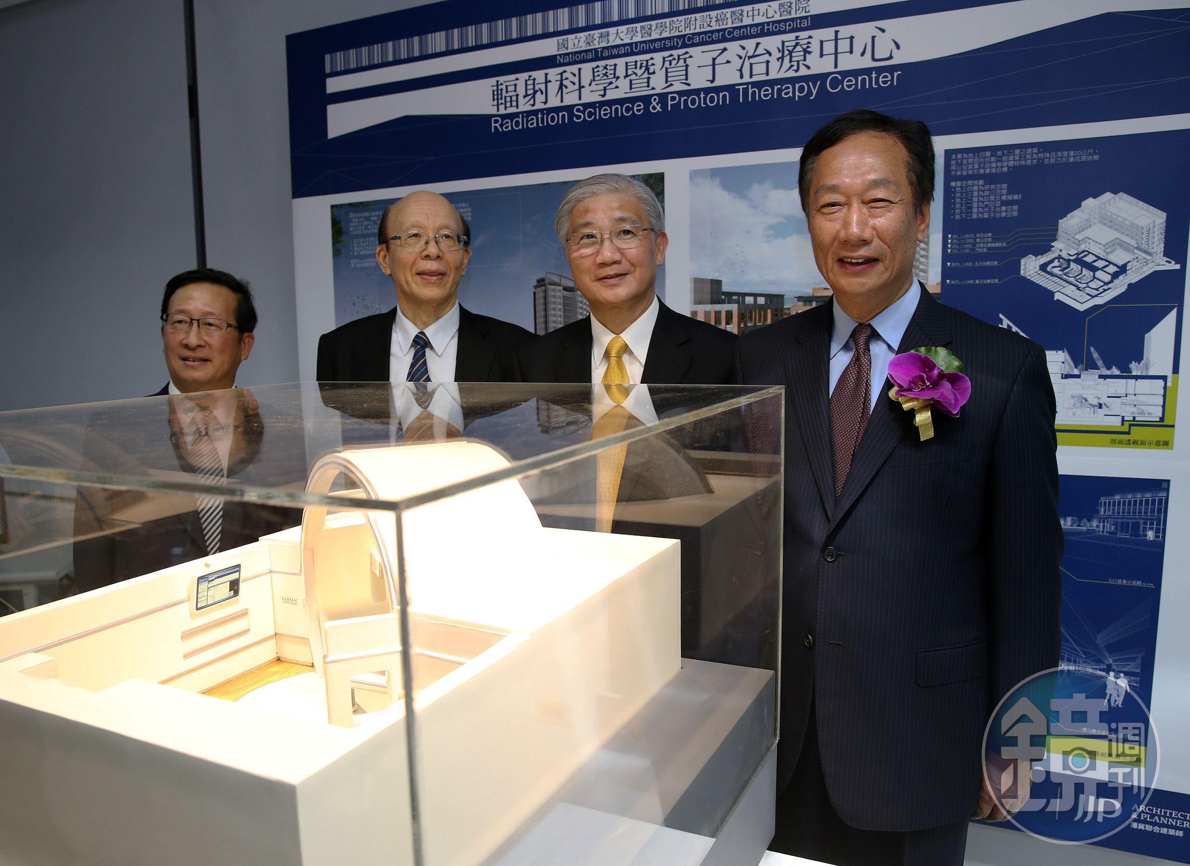 郭台銘（右）在2007年9月宣布捐贈150億蓋台大癌醫，與歷任台大校長李嗣涔（左二）、楊泮池（右二）以及台大癌醫院長鄭安理（左）合作融洽。（中央社）