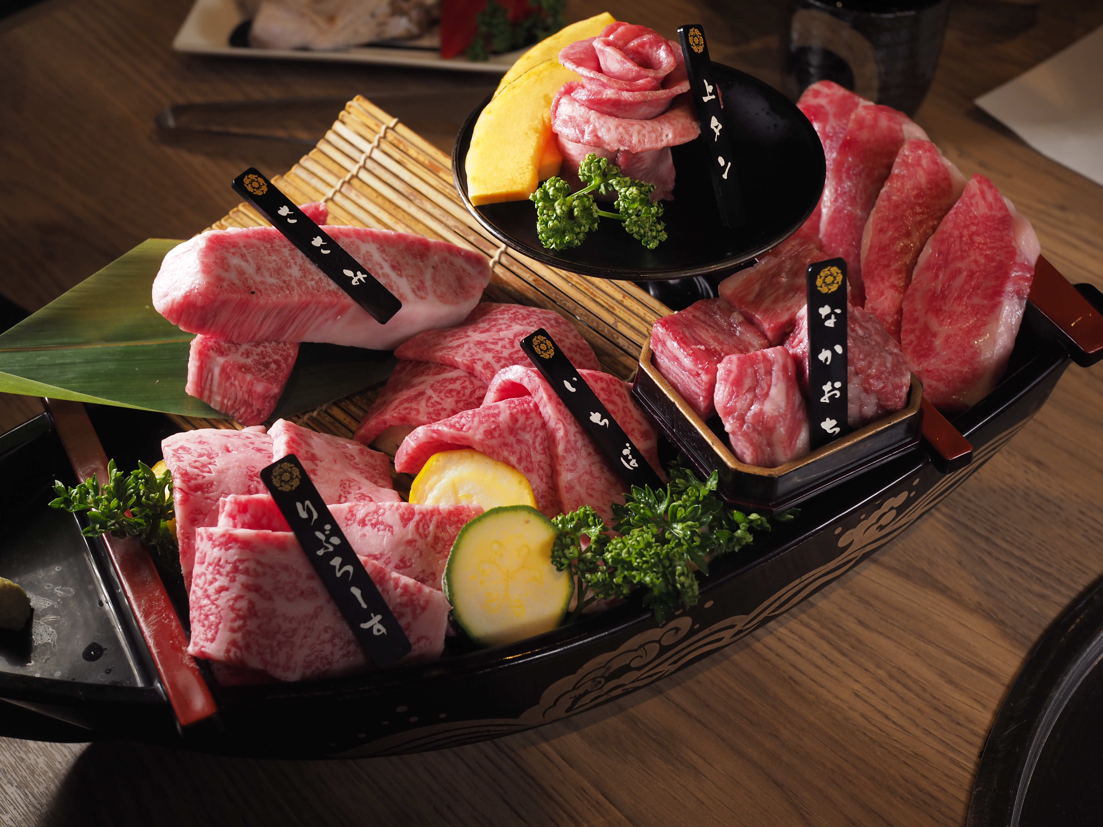 日本燒肉品牌「平城苑東京燒肉」推出升級版「流星三人套餐」。（4,280元／套）