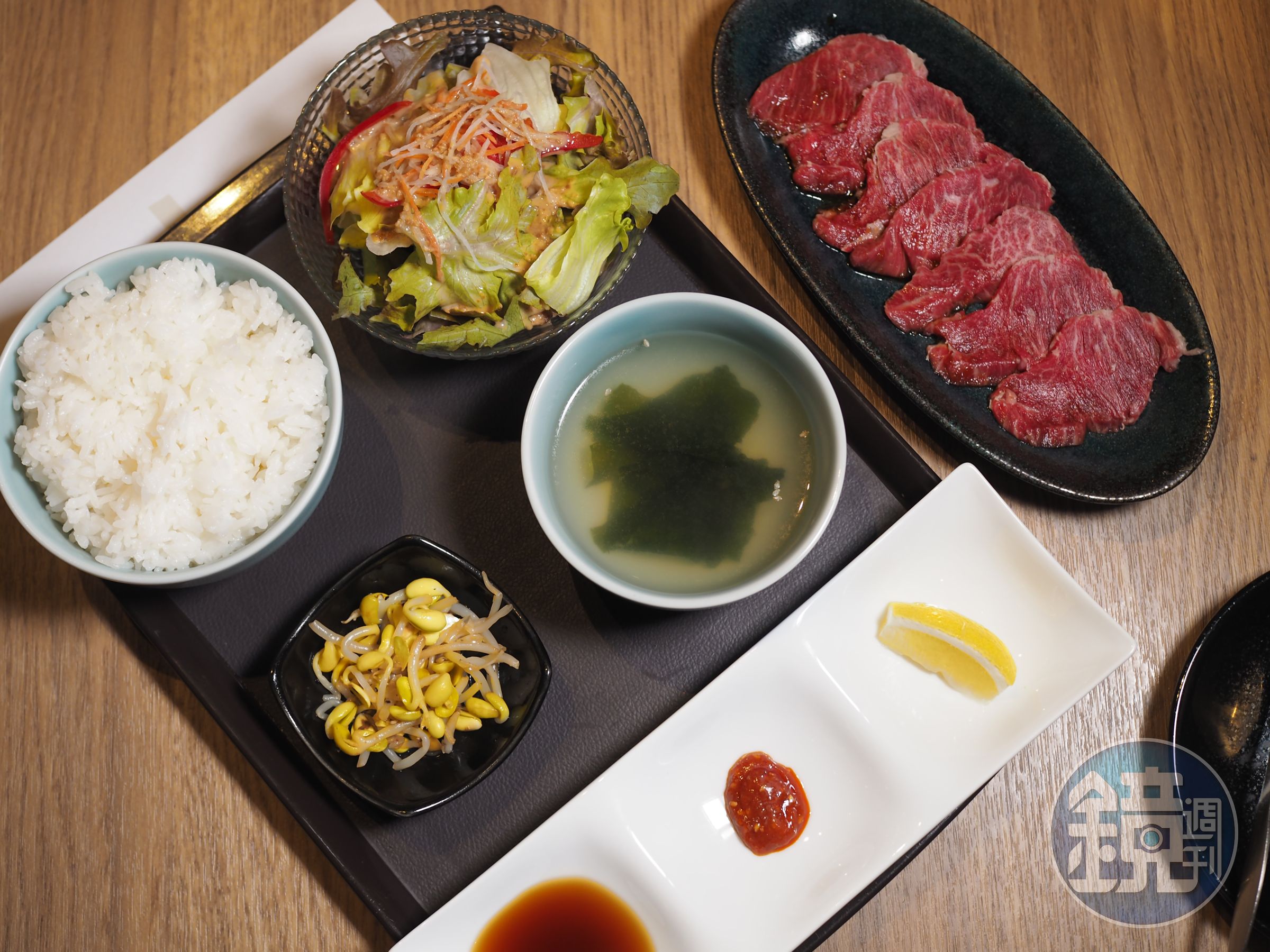 平日中午供應的「日本和牛牛五花全餐」附越光米飯、湯和沙拉。（420元／套）
