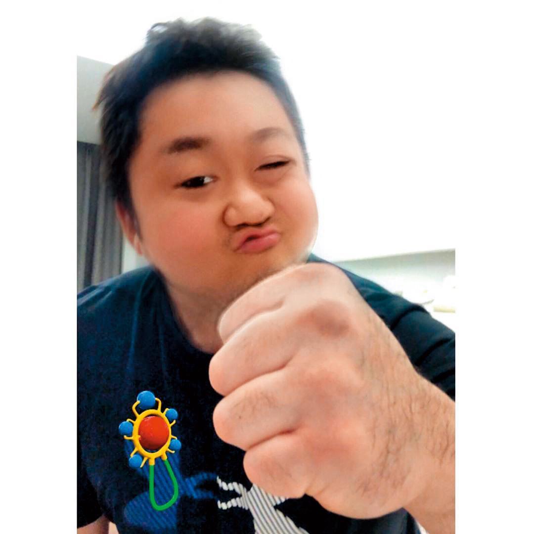 馬東石感謝韓國票房大賣，樂玩變臉濾鏡答謝粉絲，童顏配巨拳展現反差萌。（翻攝自馬東石IG）