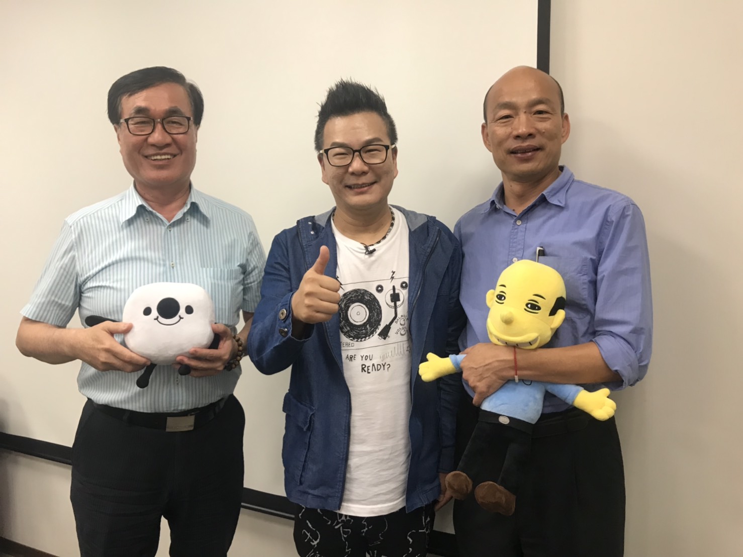 韓國瑜上17直播吸引6萬人湧入，累積總觀看人次更高達 60 萬，觀眾熱情寫下近2萬則留言。