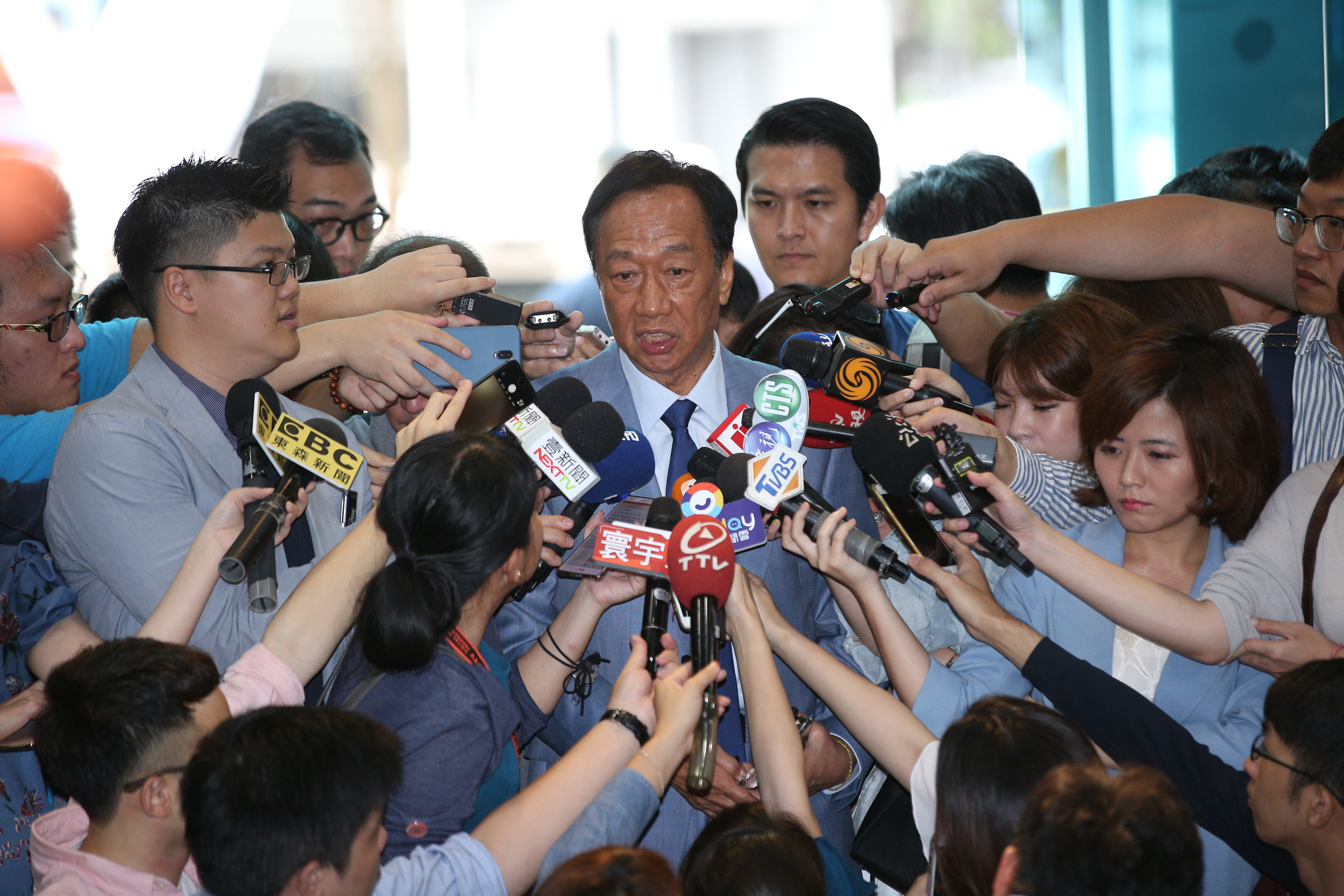 第3場電視發表會台北場，要由中天電視轉播，讓郭董情緒不滿。