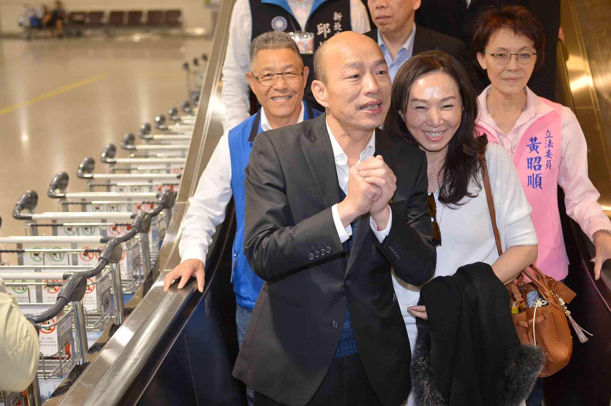 韓國瑜任職北農總座時,曾補助太太李佳芬到石垣島出訪涉弊遭北檢調查。圖為韓國瑜今年4月偕妻子訪美回台畫面。(高雄市政府提供)