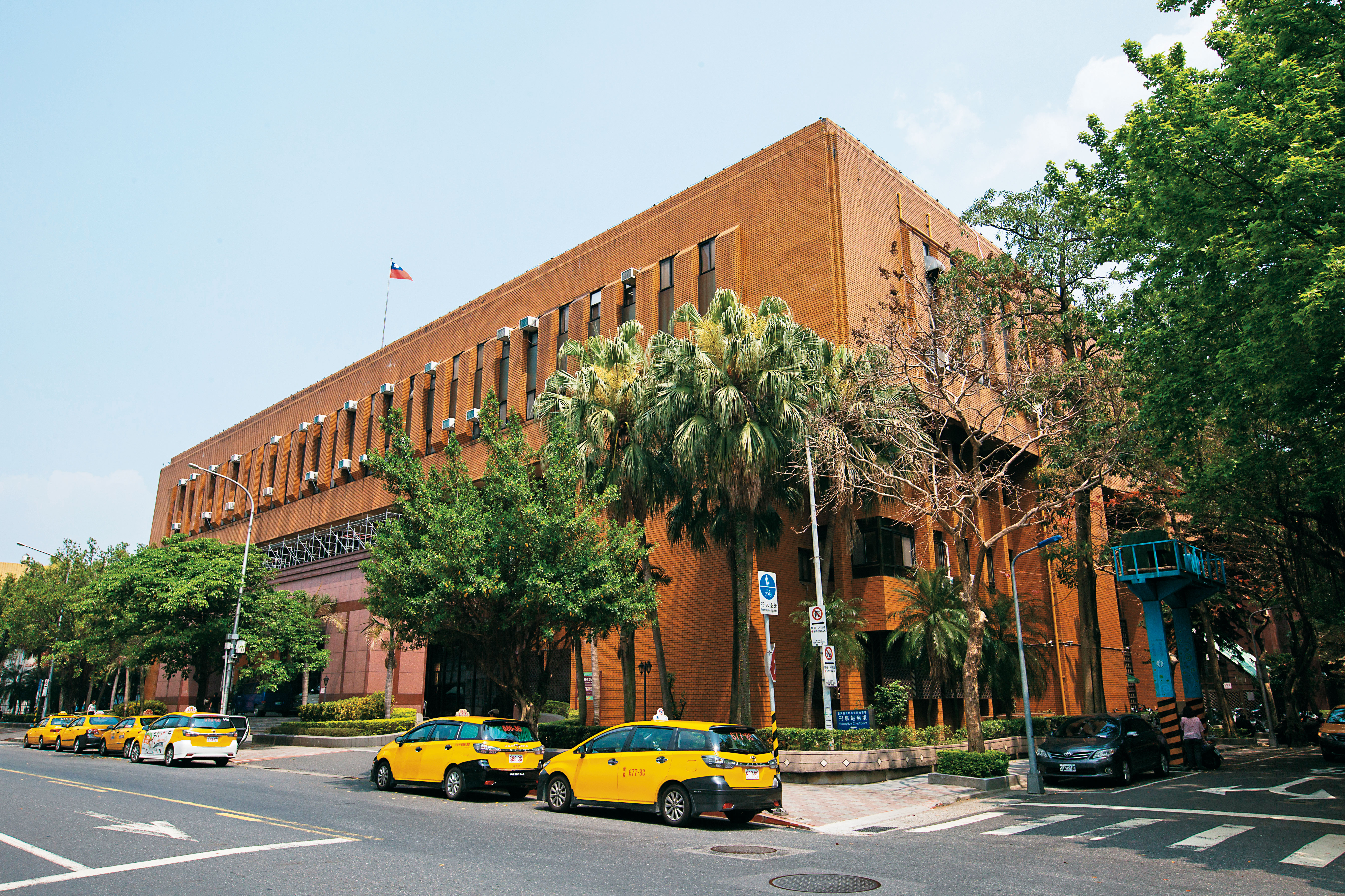 台北地檢署為釐清韓國瑜在北農任內有無濫發獎金，曾請學者作證，直指韓國瑜恐違法。