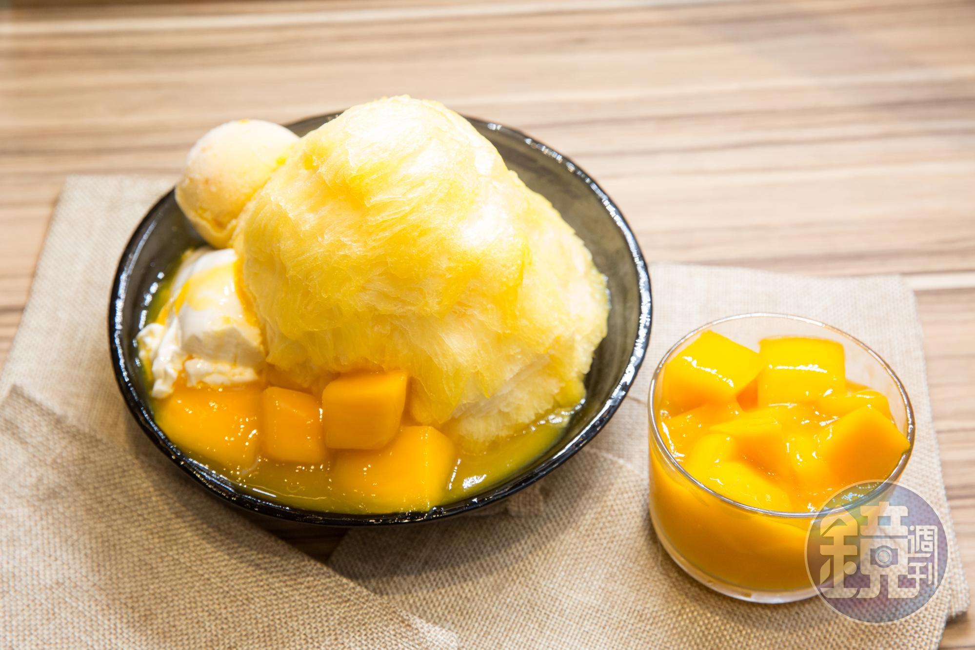 ICE MONSTER的「新鮮芒果綿花甜」，主打15顆新鮮芒果製成冰磚，搭配愛文芒果雪酪、手工奶酪與芒果醬汁，非芒果產季時，會換成其他水果替代。（250元）