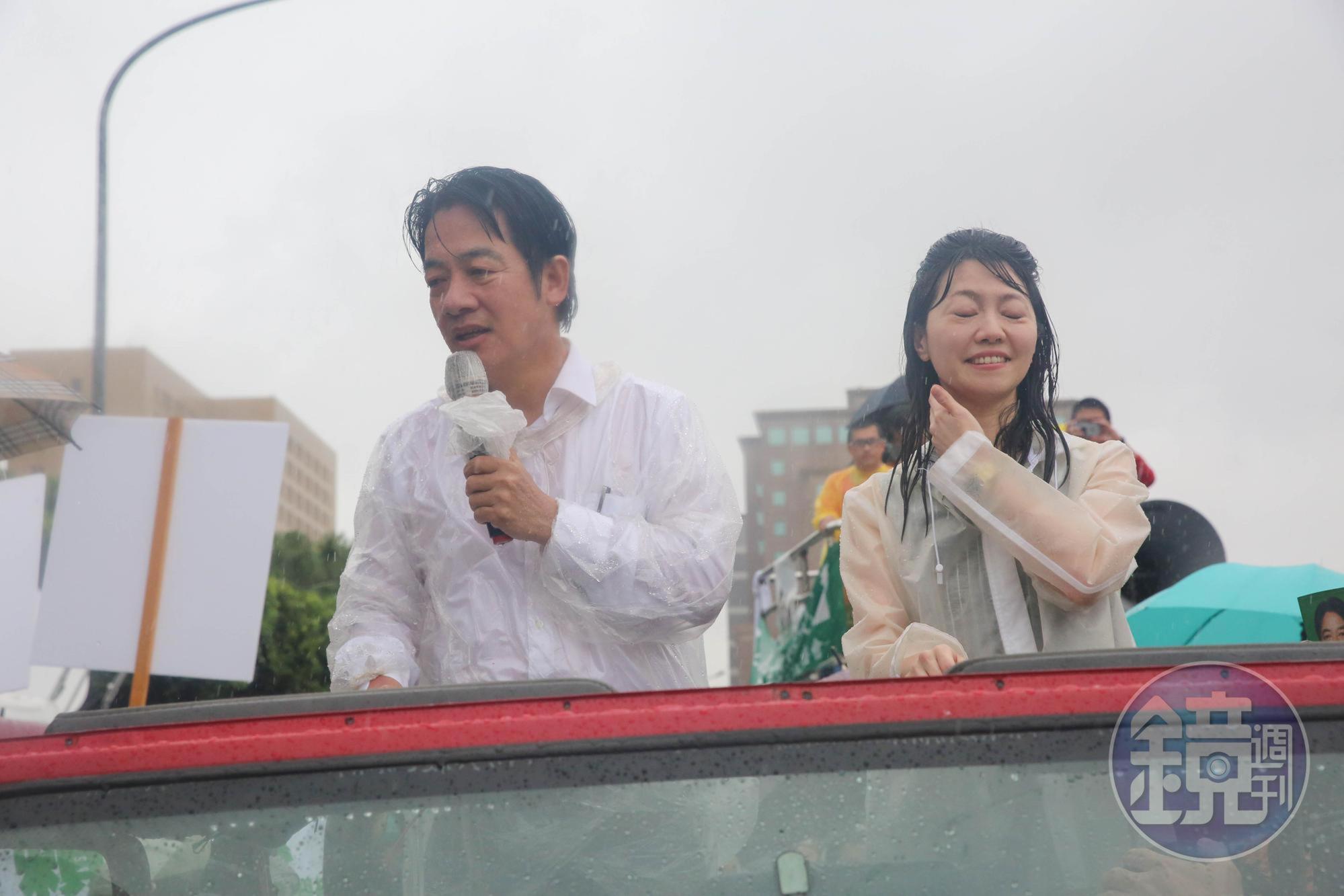 行政院前院長賴清德車隊掃街抵達終點凱道時，一旁的台北市議員高嘉瑜已淋成落湯雞。
