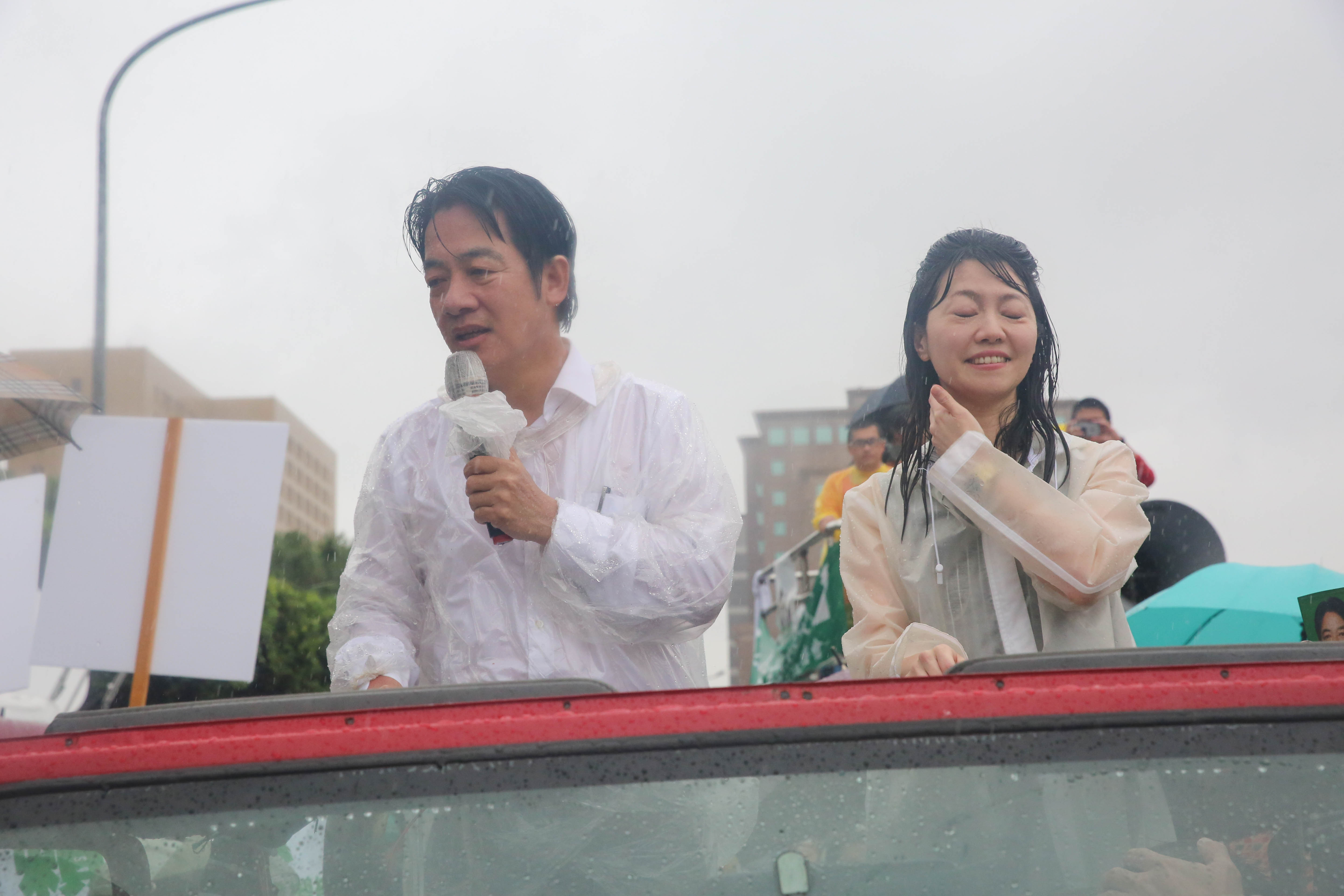 行政院前院長賴清德車隊掃街抵達終點凱道時，一旁的台北市議員高嘉瑜已淋成落湯雞。