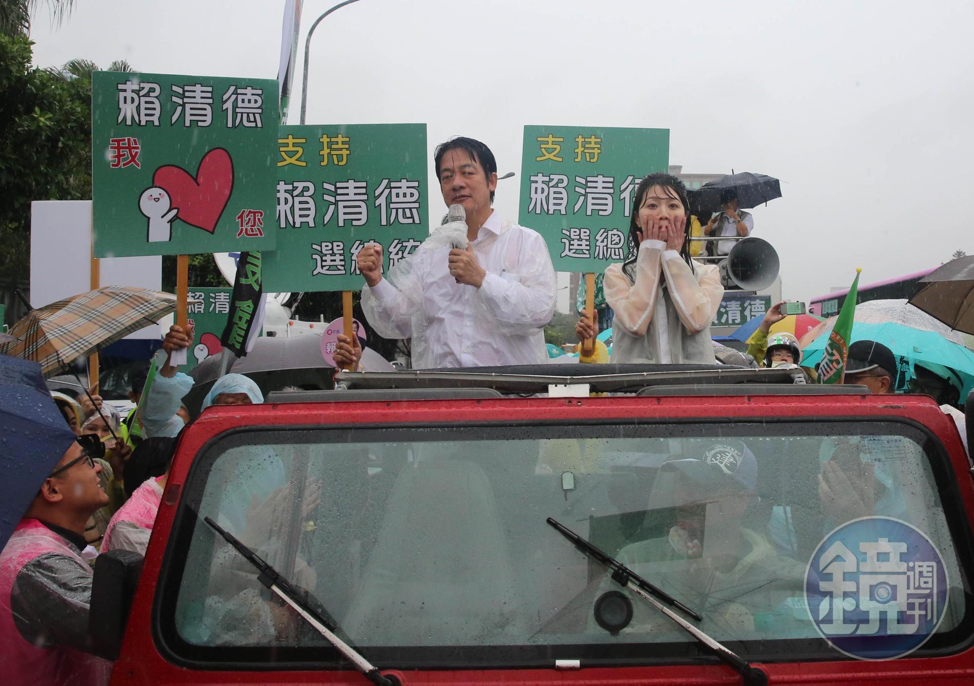 賴清德在吉普車上演說時，高嘉瑜一度雙手掩面露出驚訝神情。