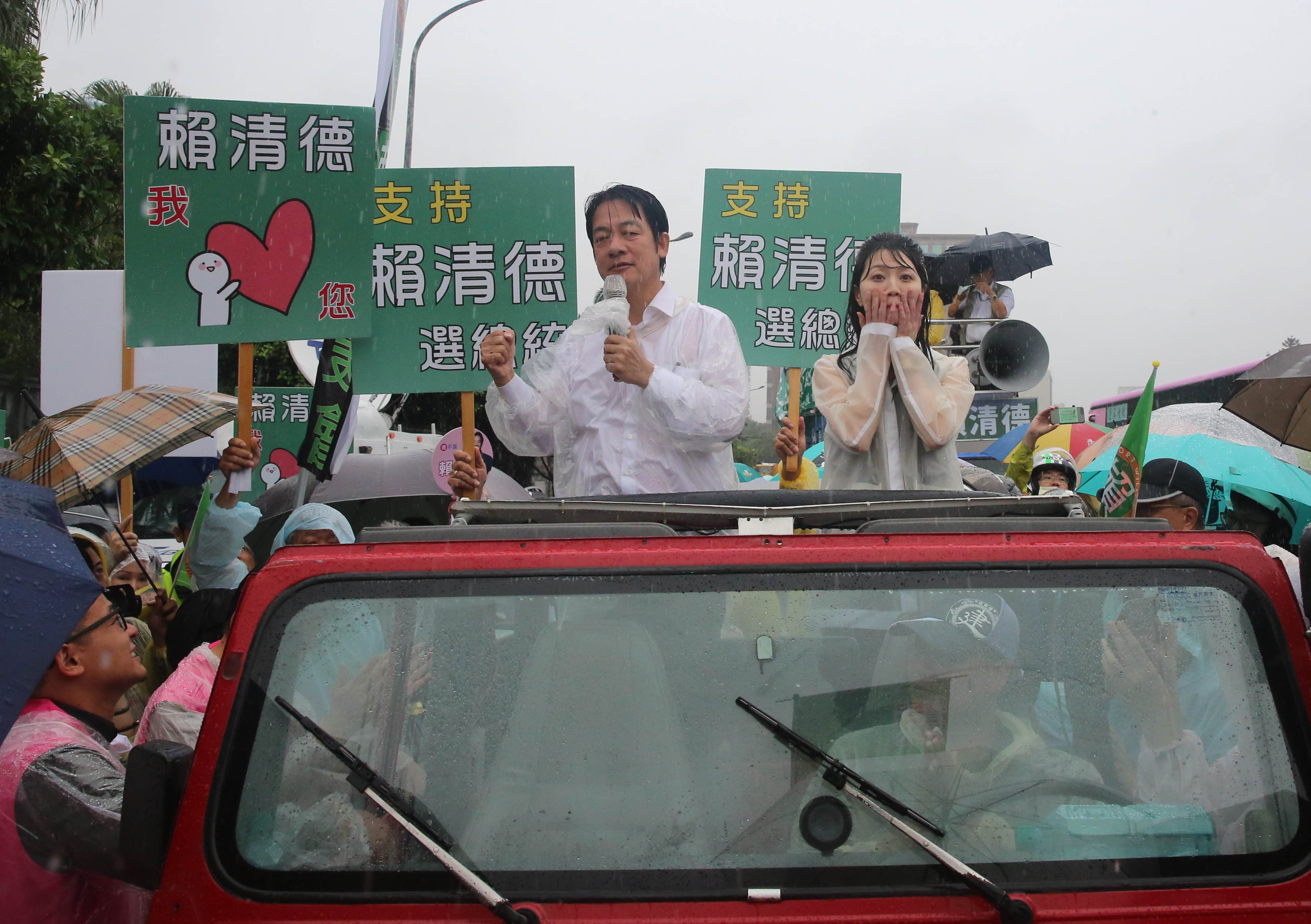 賴清德在吉普車上演說時，高嘉瑜一度雙手掩面露出驚訝神情。
