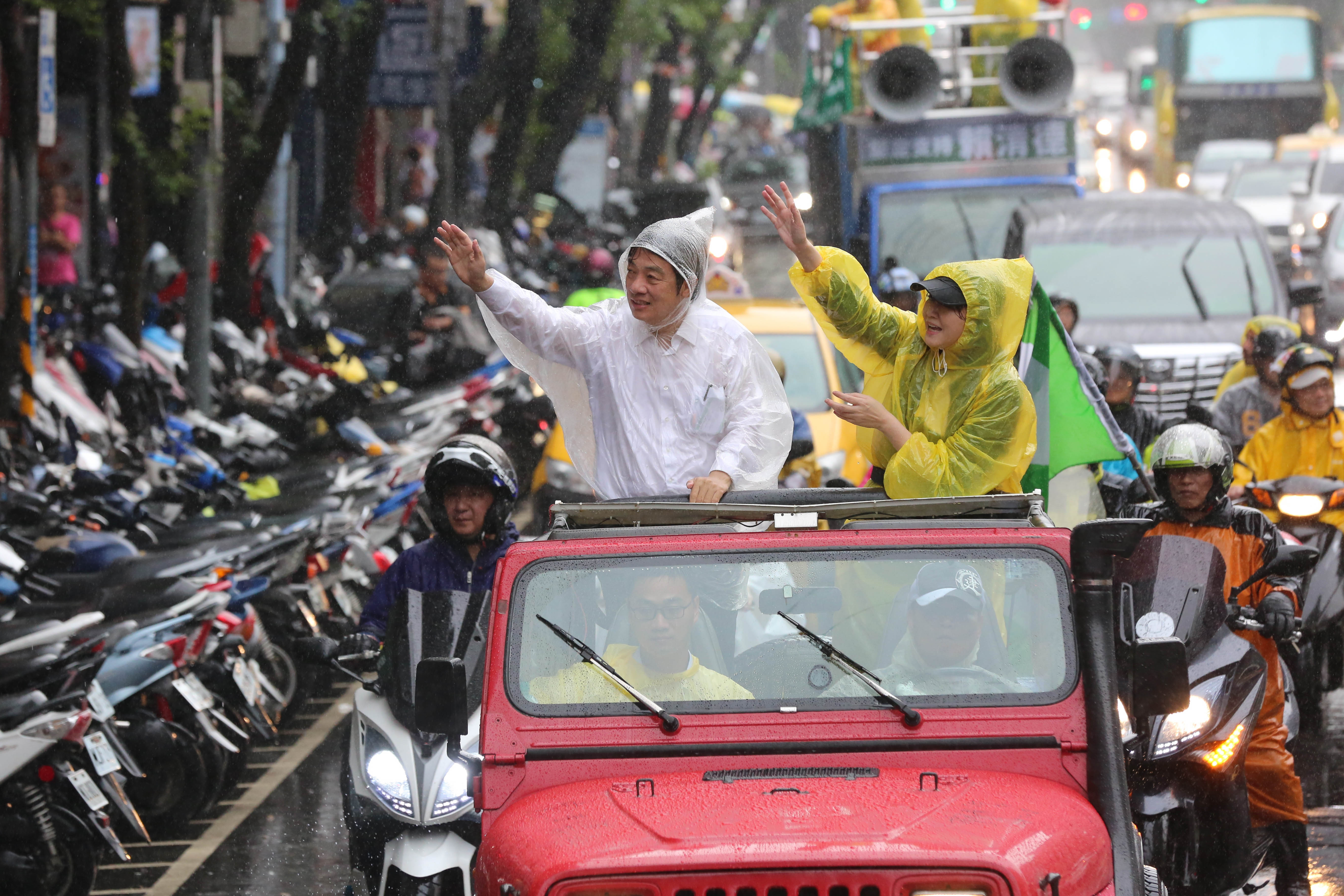 賴清德車隊稍早在北市掃街時，由前市議員簡余晏陪同。