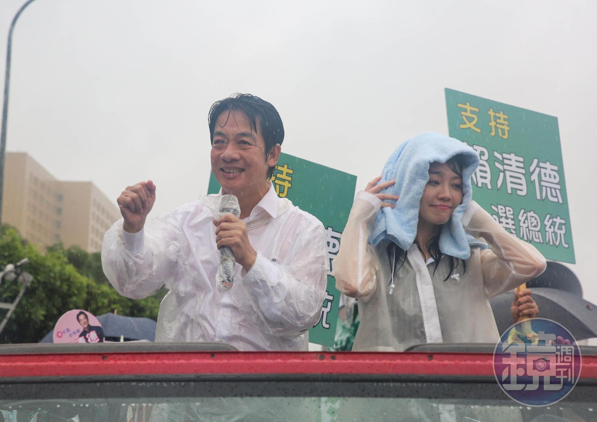 濕身的高嘉瑜拿出毛巾擦乾頭髮。