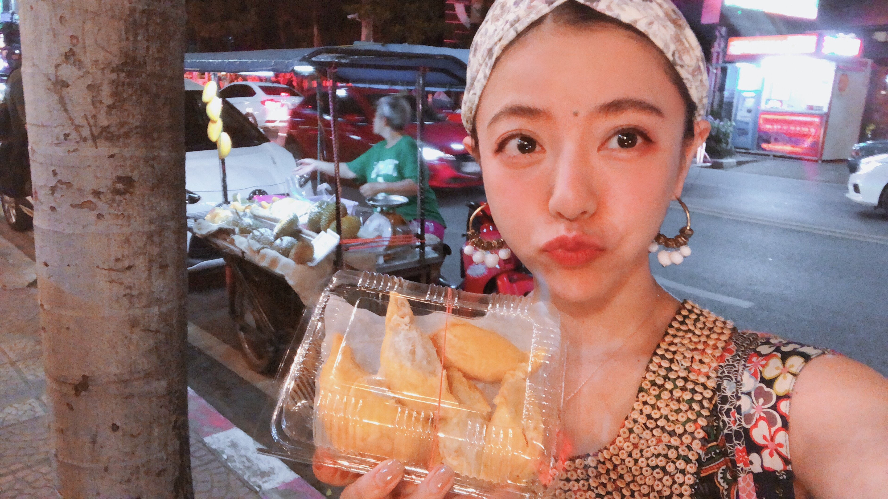 愛吃榴槤的丁噹，一到泰國就猛吃，導致額頭冒痘。（相信音樂提供）