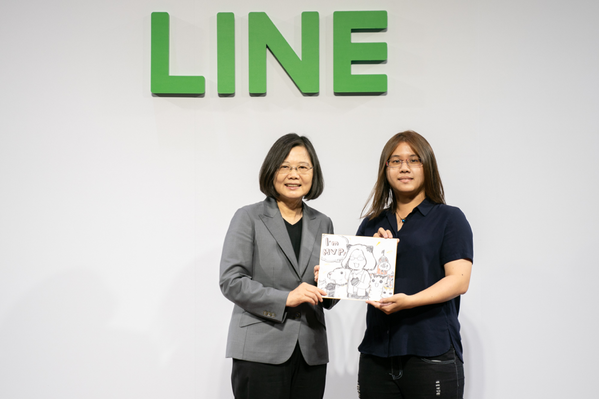 蠢羊獻上親筆手繪的作品給蔡英文。（翻攝自LINE原創市集官方部落格）