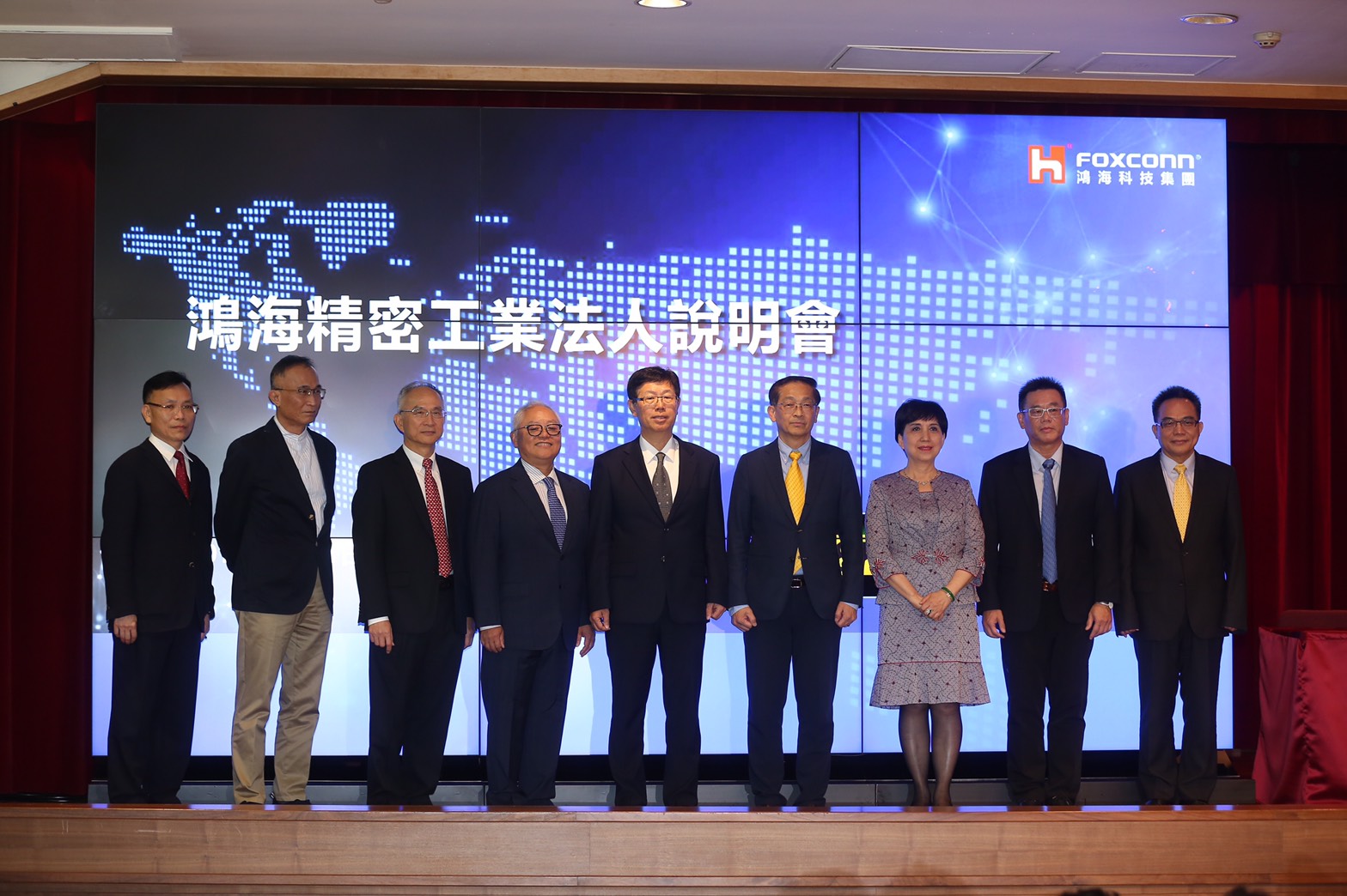 鴻海九人經營委員會首度亮相，郭台銘雖未名列九人經營委員會當中，但具董事身份的他仍具有最終裁決權。