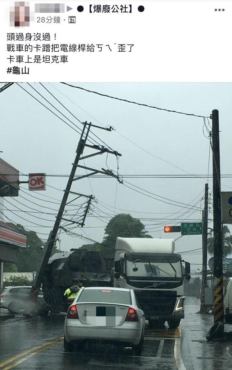 網友在臉書po文，笑拖板車居然頭過身沒過。（翻攝臉書）
