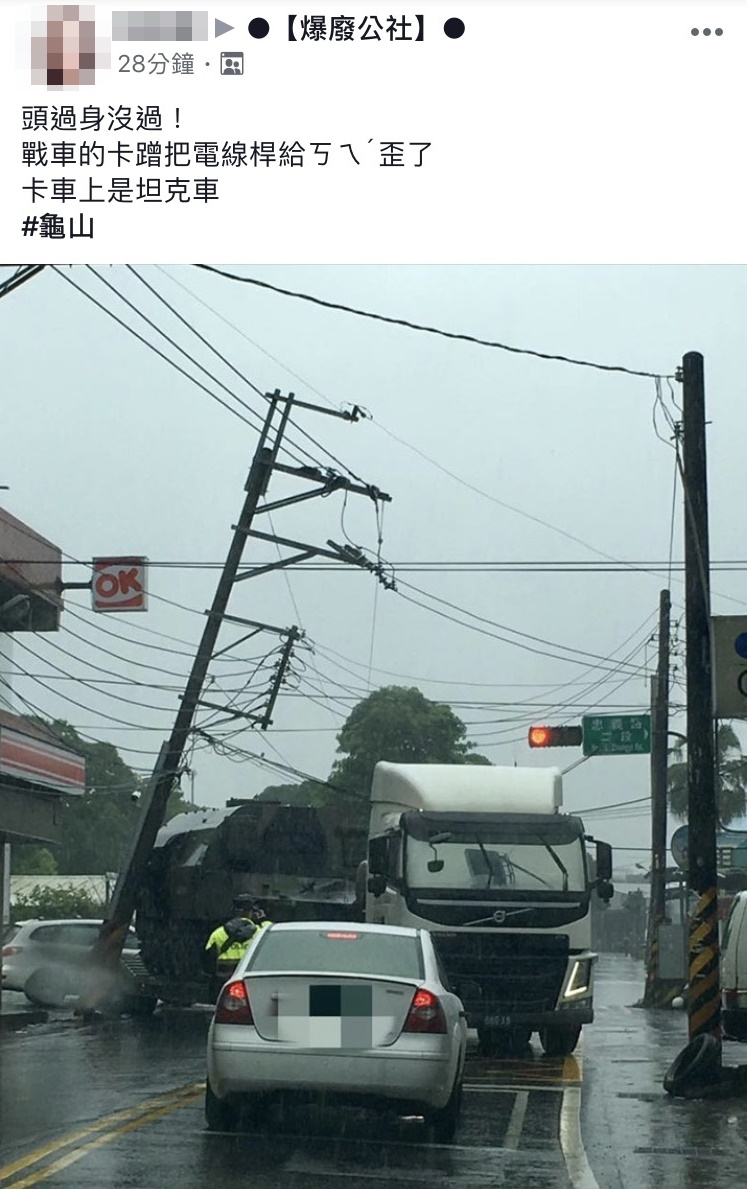 網友在臉書po文,笑拖板車居然頭過身沒過。(翻攝臉書)