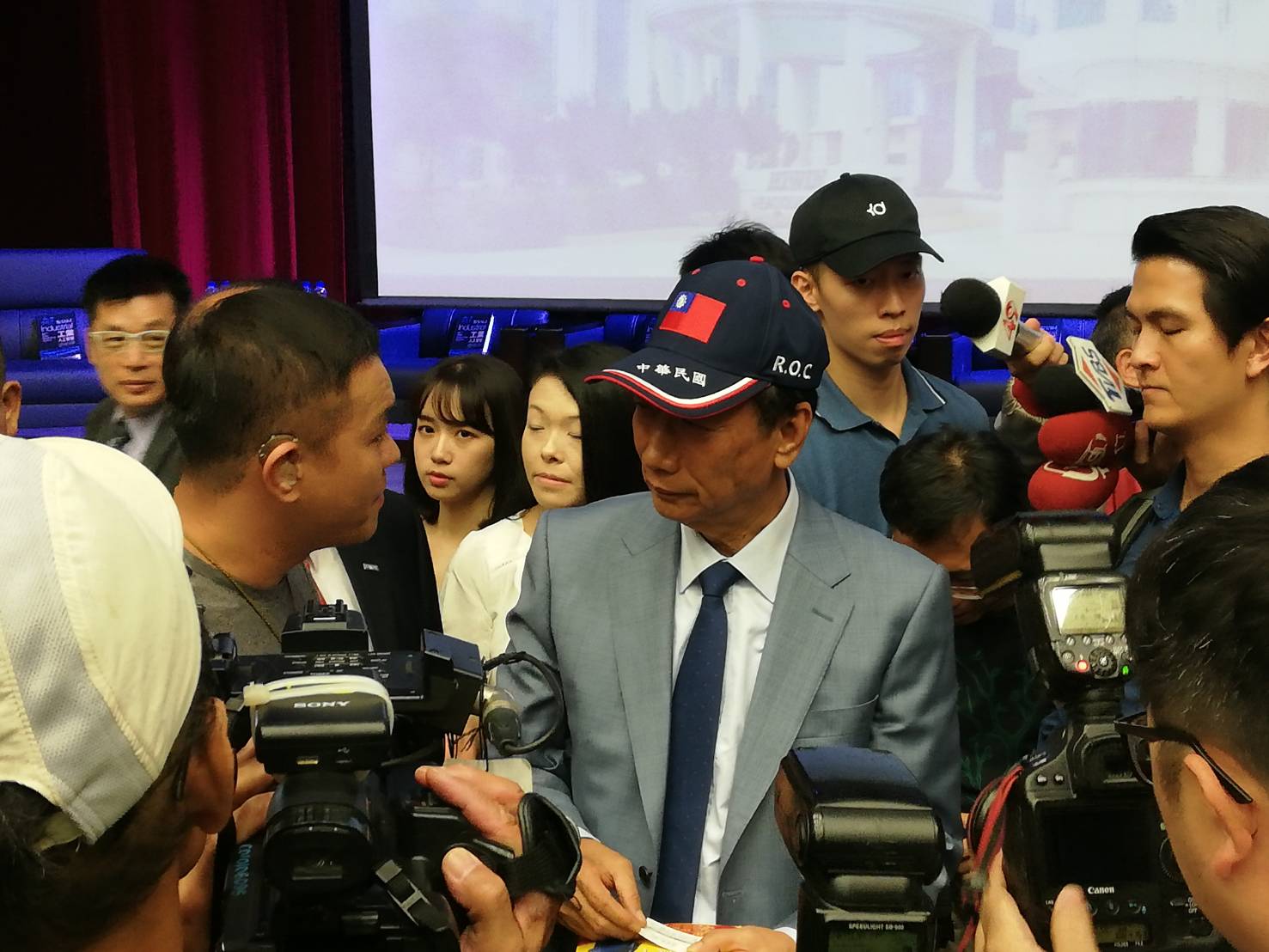 郭董一進入會場就被粉絲包圍。