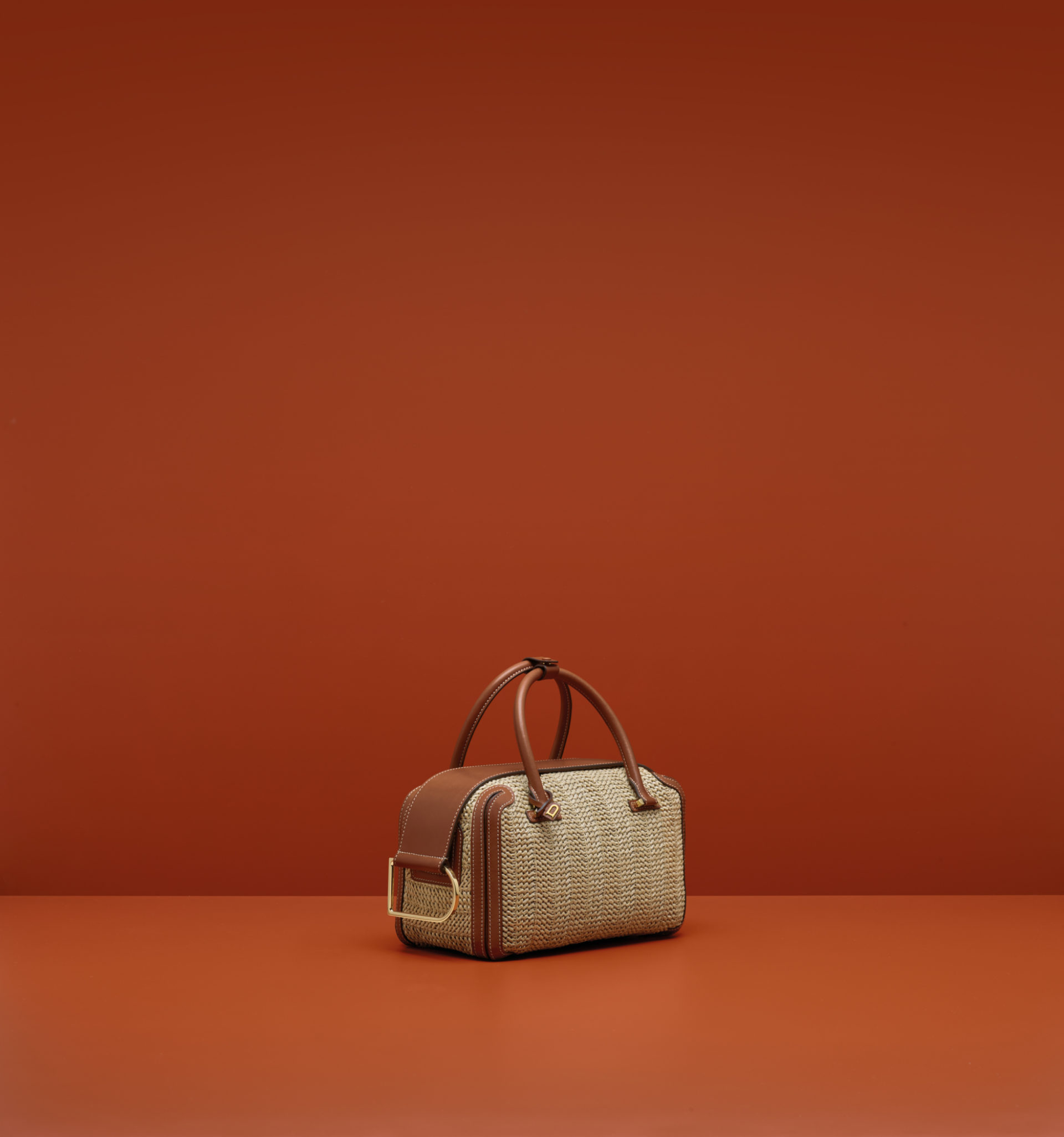 安潔莉娜裘莉背的是DELVAUX Cool Box系列白蘭地編織中型肩揹包，上頭的拉菲草、藤蔓都是手工編織，做工十分精細，在休閒度假的氛圍中，透露出奢華的氣息。NT$100,900（DELVAUX提供）