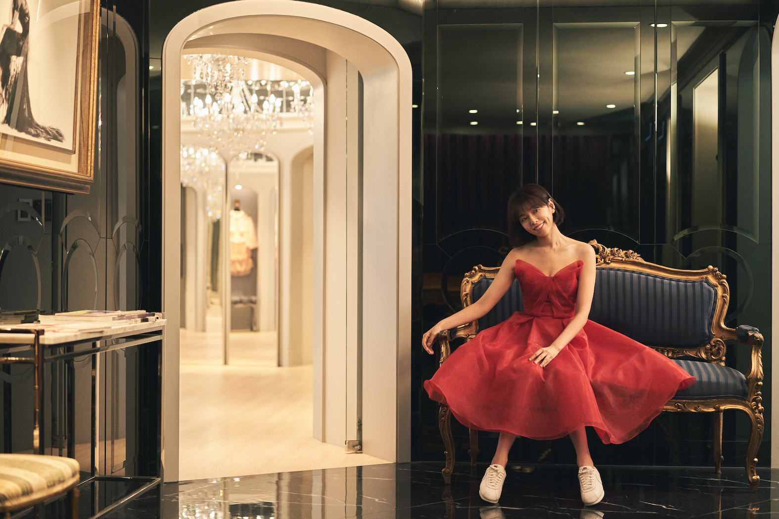 Jasmine Galleria紅色立體蝴蝶結小禮服襯托出夏于喬甜美可愛的一面。(Jasmine Galleria提供)