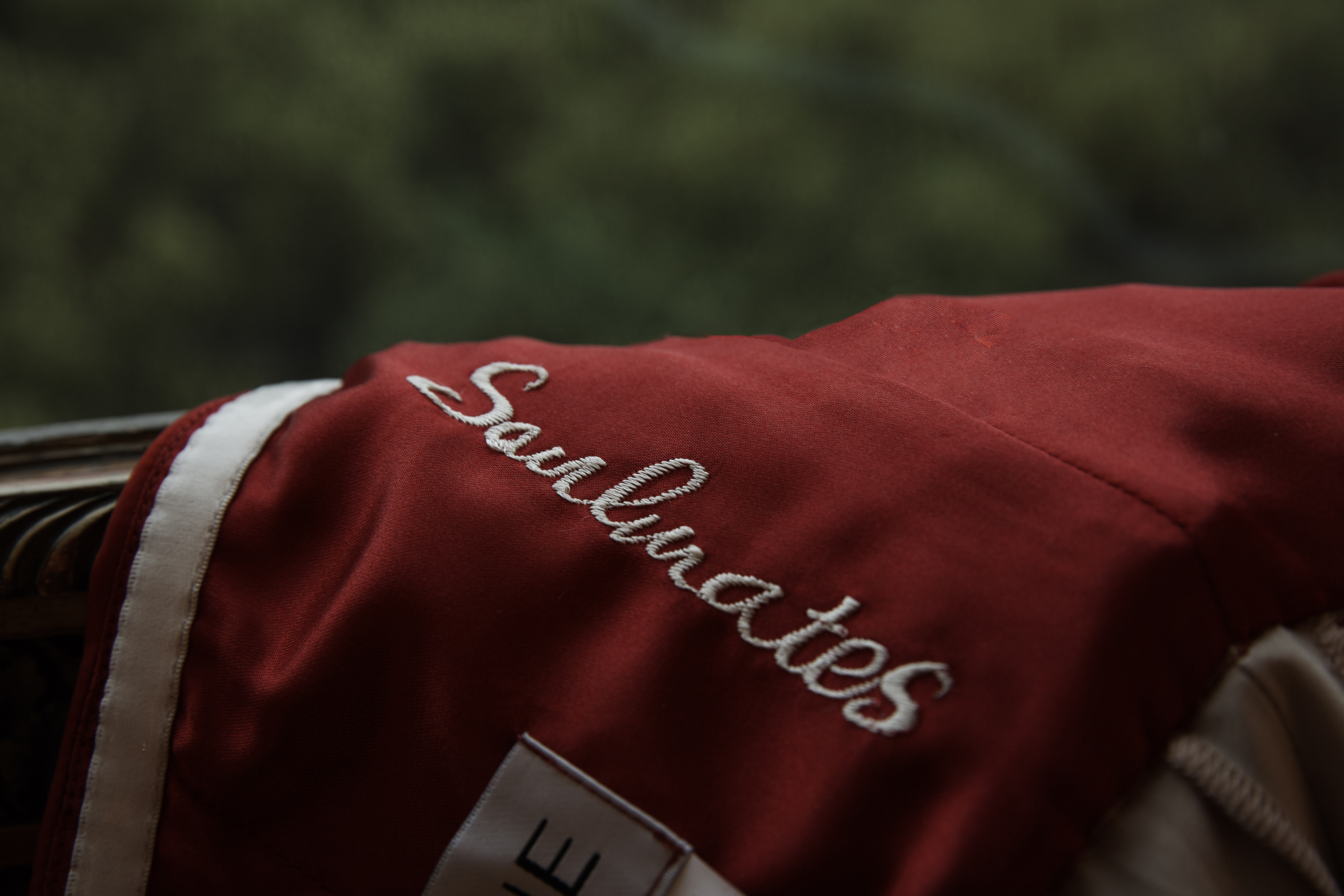 夏于喬禮服內襯上,有老公送她愛的小語「Soulmates」手工刺繡。(Jasmine Galleria提供)