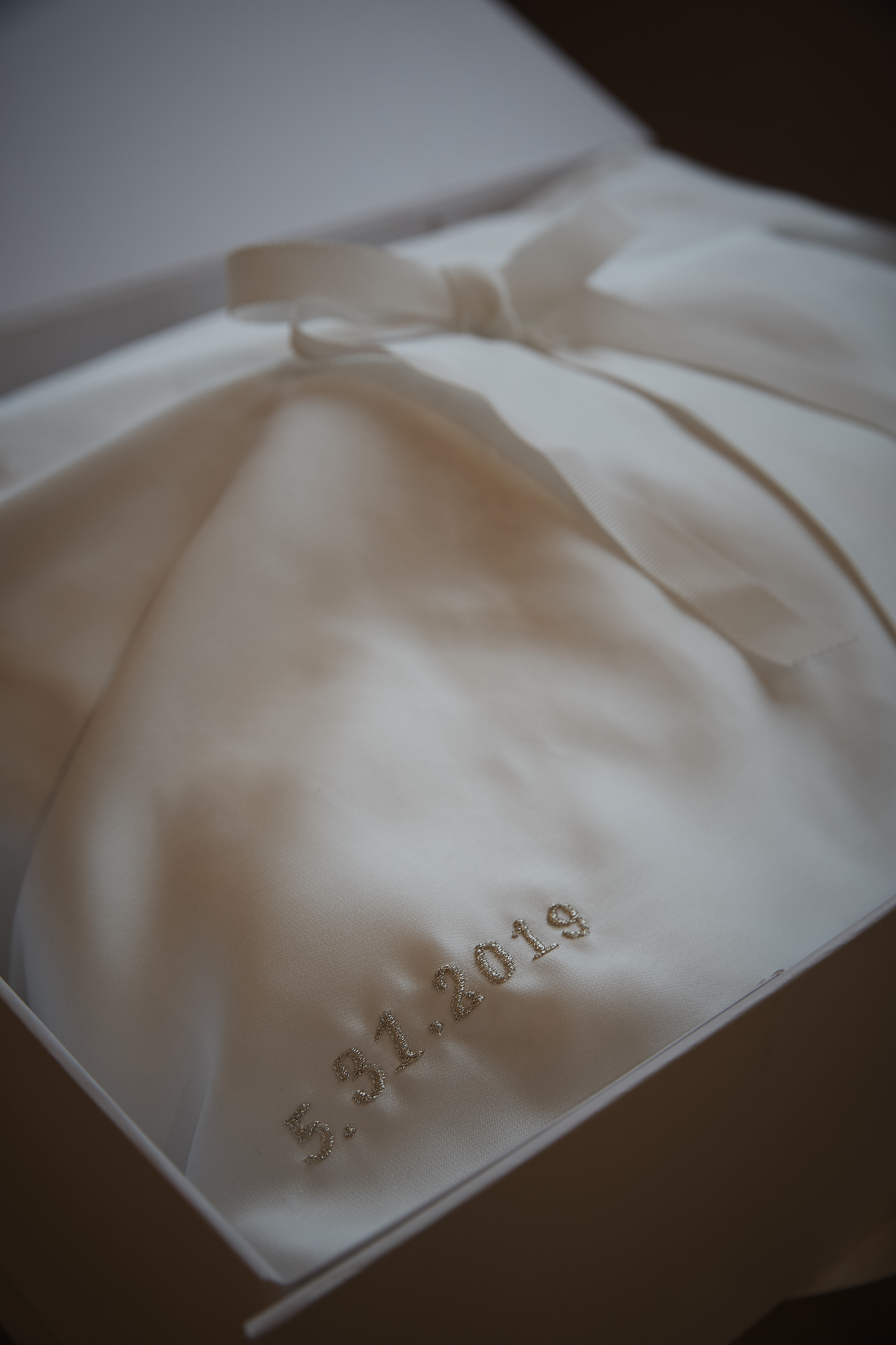 Jasmine Galleria特地為夏于喬的白紗以絲緞收藏袋包裝,並繡上結婚紀念日。(Jasmine Galleria提供)