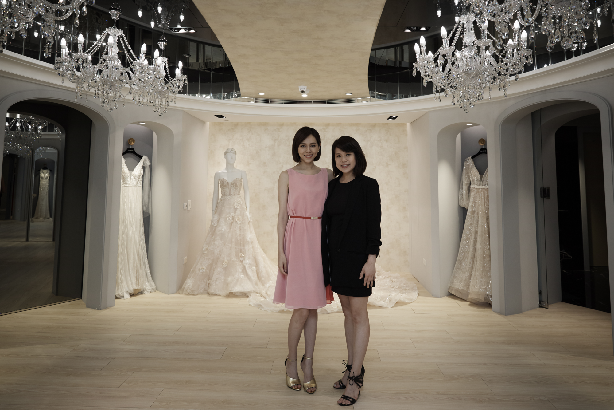 夏于喬與Jasmine Galleria品牌長MIKI多次仔細溝通後，完成她的夢幻婚紗。（Jasmine Galleria提供）