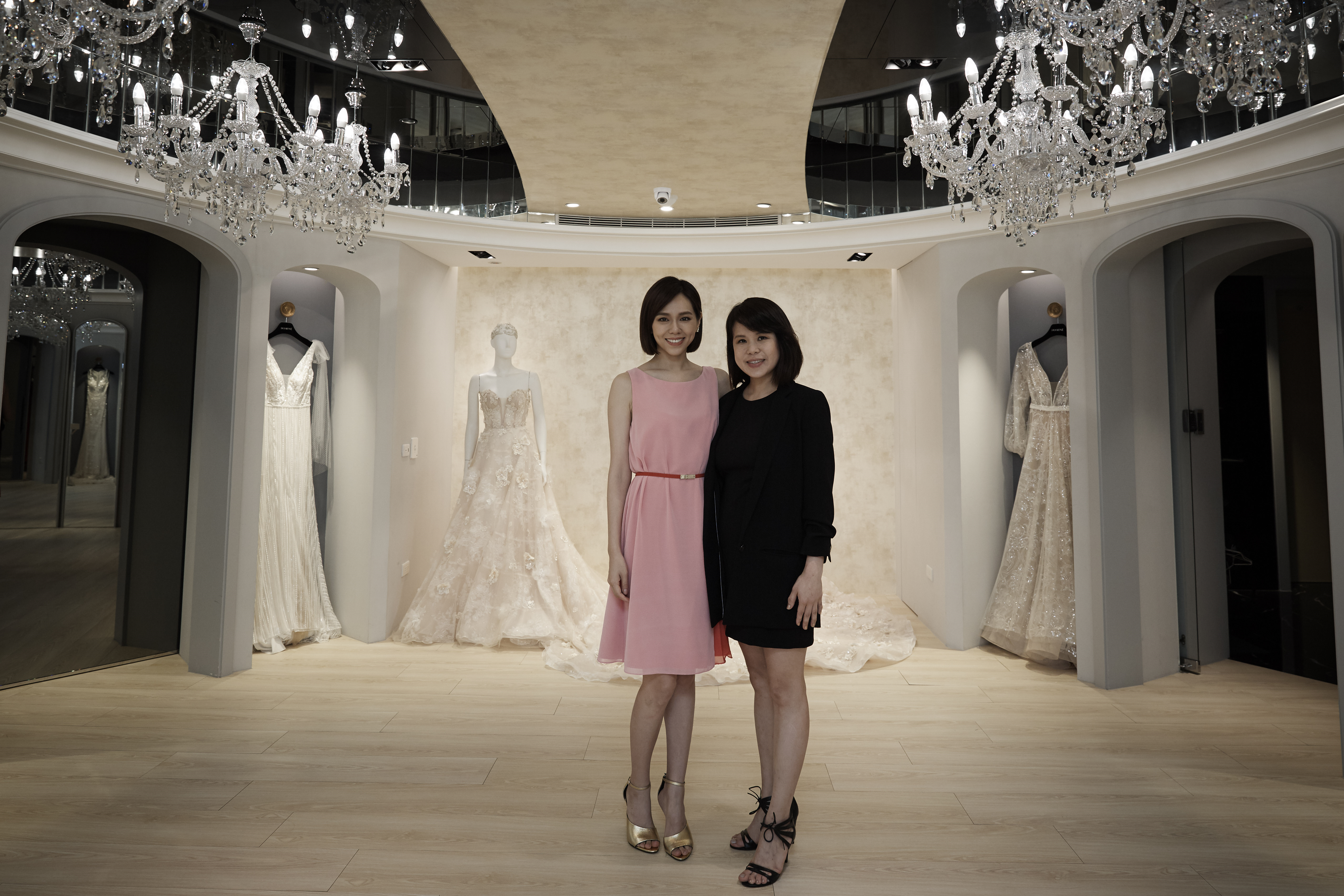 夏于喬與Jasmine Galleria品牌長MIKI多次仔細溝通後,完成她的夢幻婚紗。(Jasmine Galleria提供)