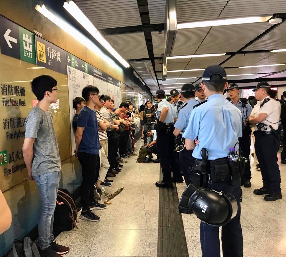 香港地鐵金鐘站市民遭警察要求靠牆、進行搜包。（翻攝自議員毛孟靜臉書）