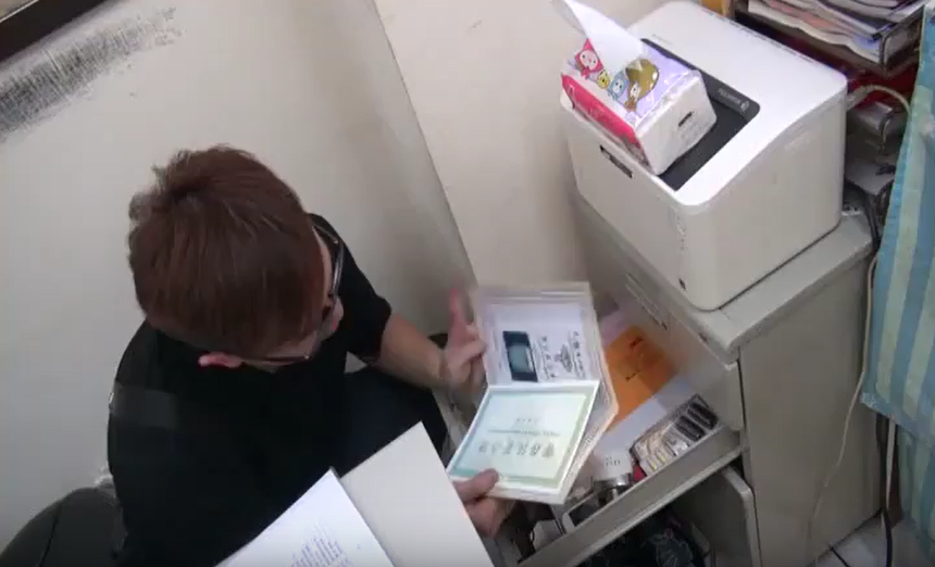 警方在嫌場查扣犯罪贓證物。（翻攝畫面）