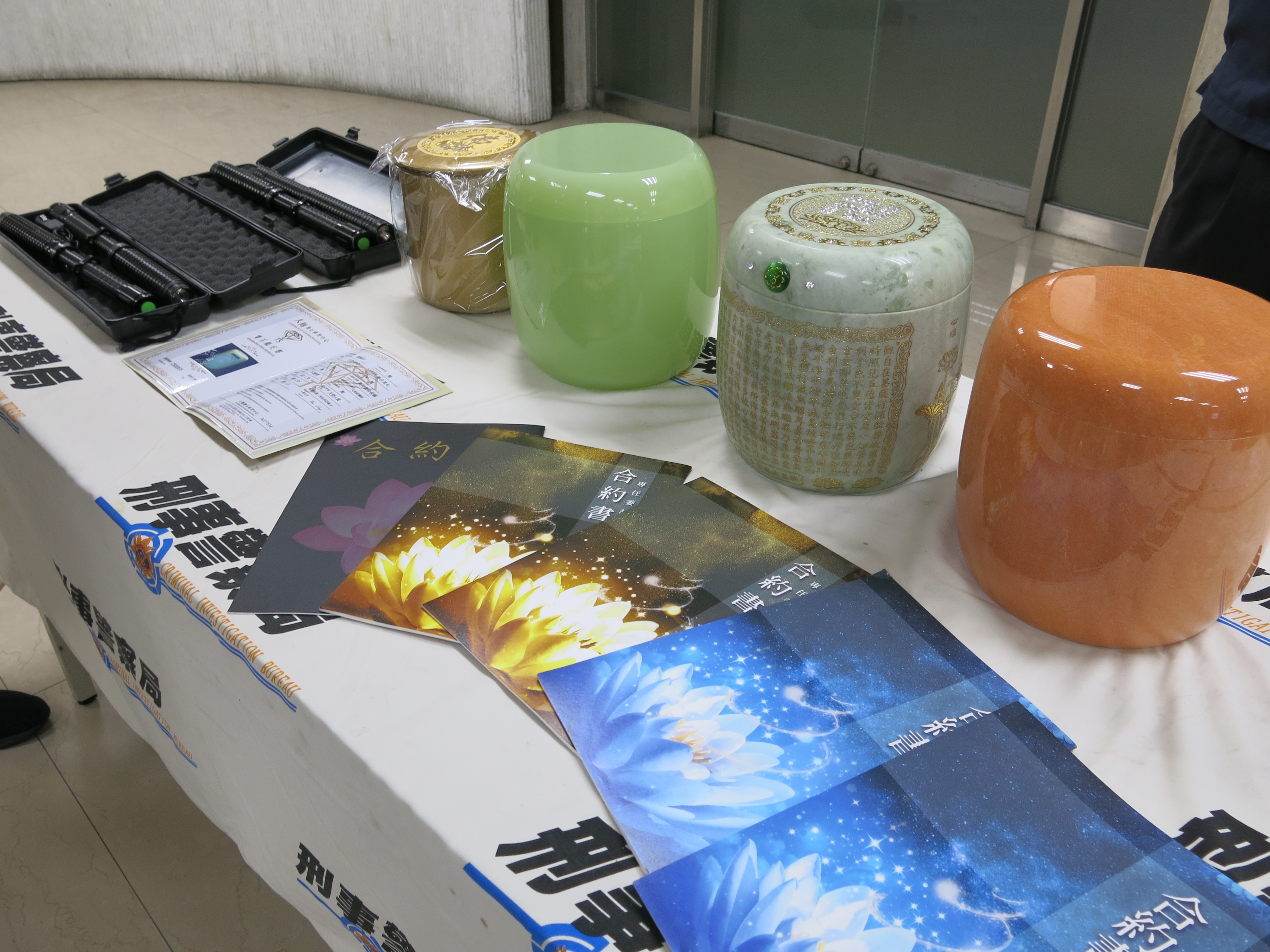 警方查扣含劣質骨灰罈在內的贓證物。（翻攝畫面）