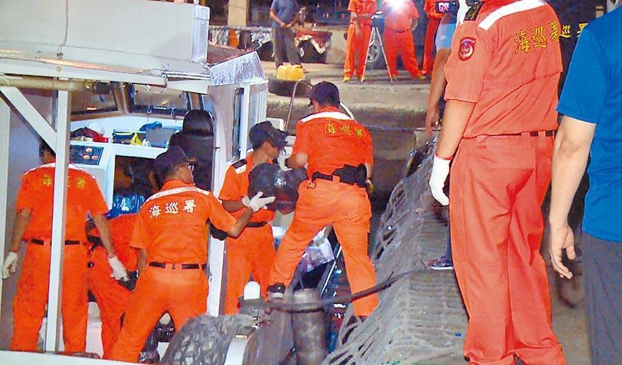 海巡署上月查獲海釣船走私899公斤安毒,竟有警務人員涉案。(翻攝畫面)