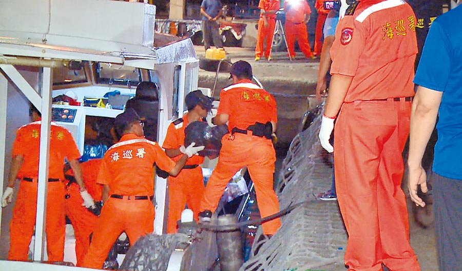 海巡署上月查獲海釣船走私899公斤安毒，竟有警務人員涉案。（翻攝畫面）